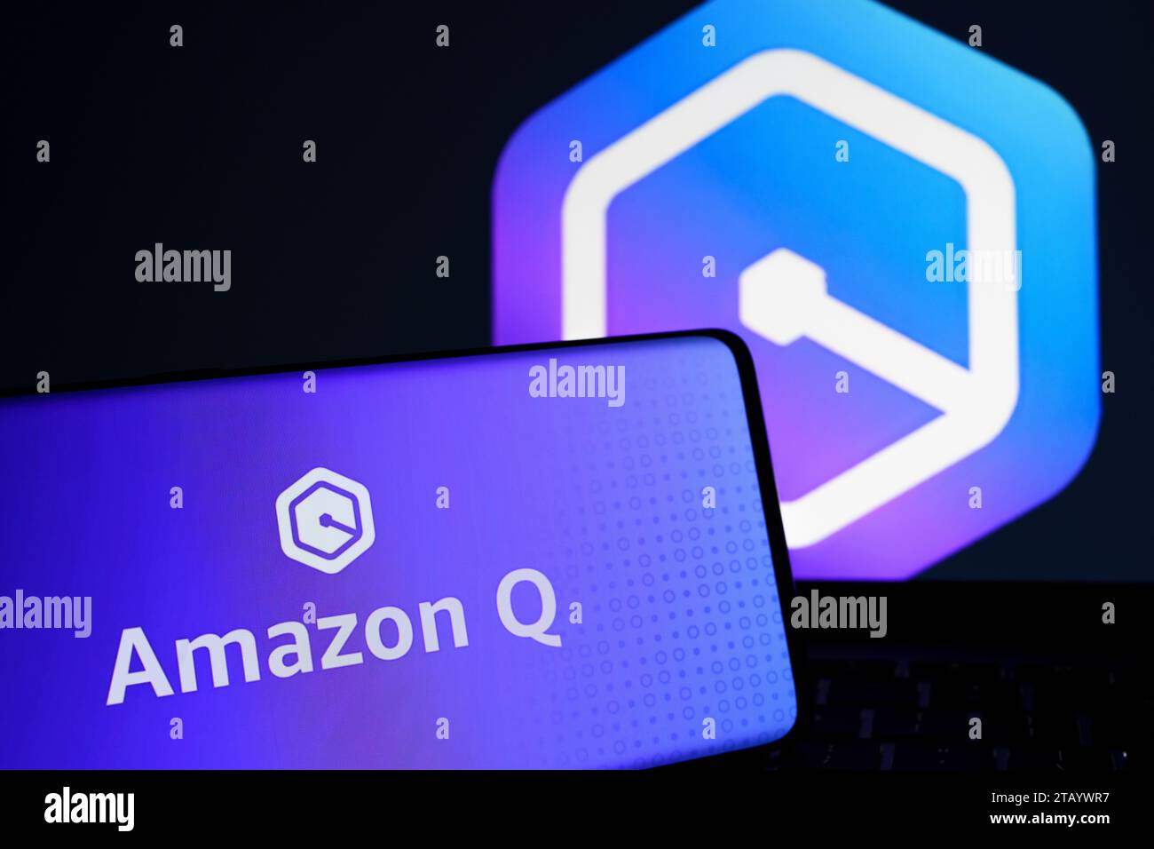 Logo Amazon Q ai vu sur l'écran du smartphone. Nouvel assistant d’IA générative, chatbot ai pour les entreprises. Stafford, Royaume-Uni, 3 décembre 2023 Banque D'Images