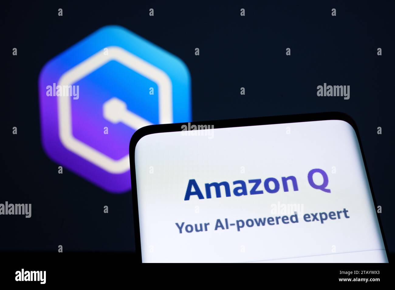 Logo Amazon Q ai vu sur l'écran du smartphone. Nouvel assistant d’IA générative, chatbot ai pour les entreprises. Stafford, Royaume-Uni, 3 décembre 2023 Banque D'Images