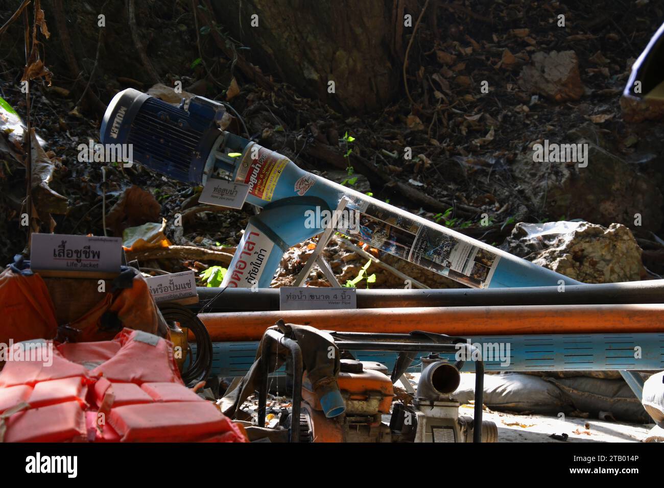 La grotte de Tham Luang dans la province de Chiang Rai après quelques années, il reste de l'équipement de plongée et des pompes à eau de l'opération de sauvetage de 2018 Banque D'Images