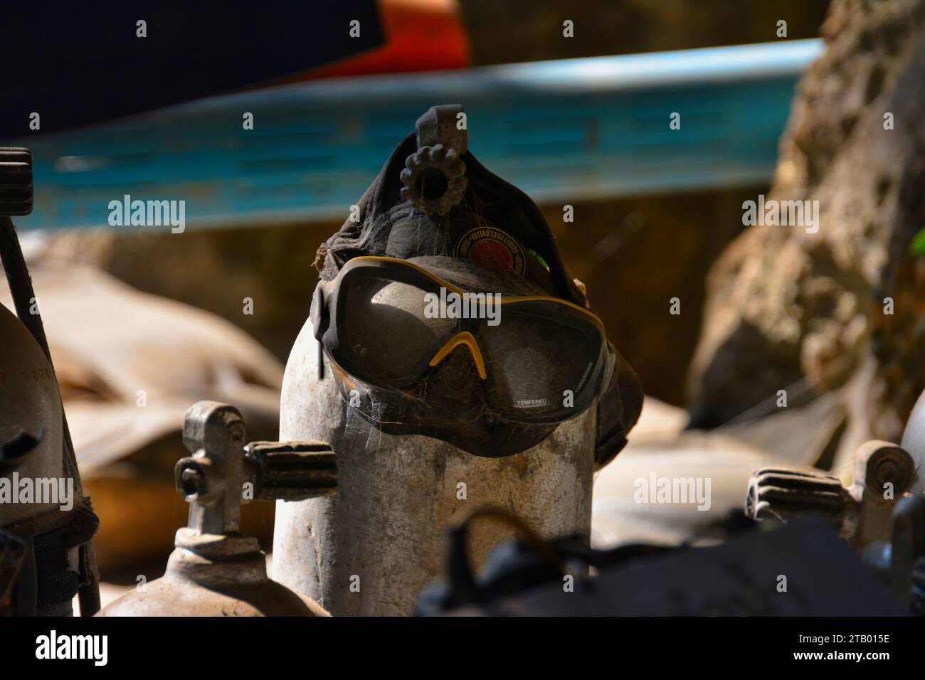 La grotte de Tham Luang dans la province de Chiang Rai après quelques années, il reste de l'équipement de plongée et des pompes à eau de l'opération de sauvetage de 2018 Banque D'Images