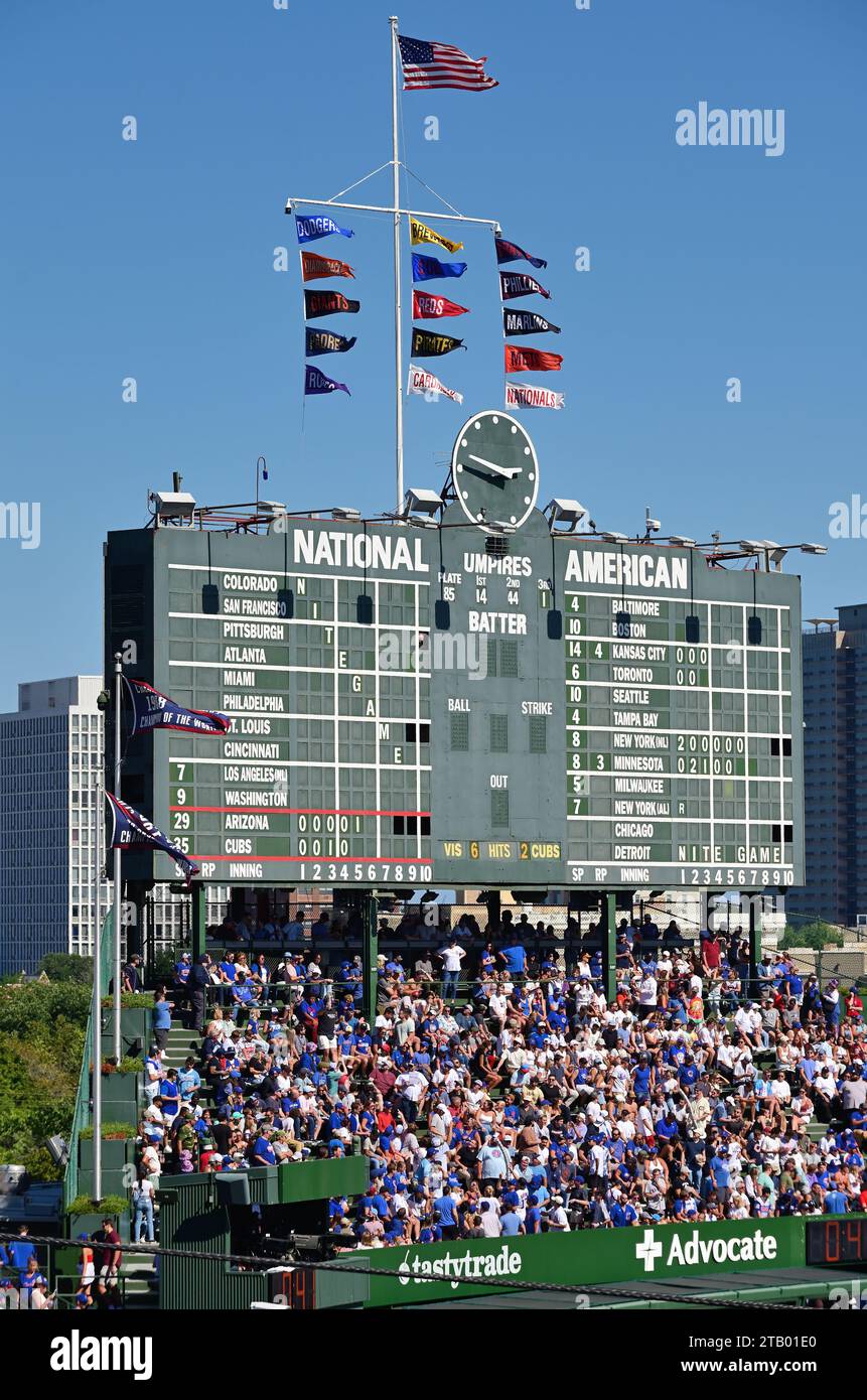 Chicago, Illinois, États-Unis. Fans dans les gradins de Wrigley Field, stade des Chicago Cubs. Banque D'Images