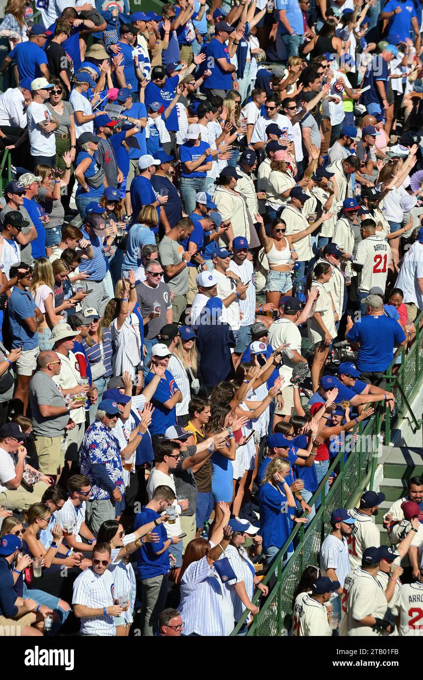 Chicago, Illinois, États-Unis. Fans dans les gradins de Wrigley Field, stade des Chicago Cubs. Banque D'Images