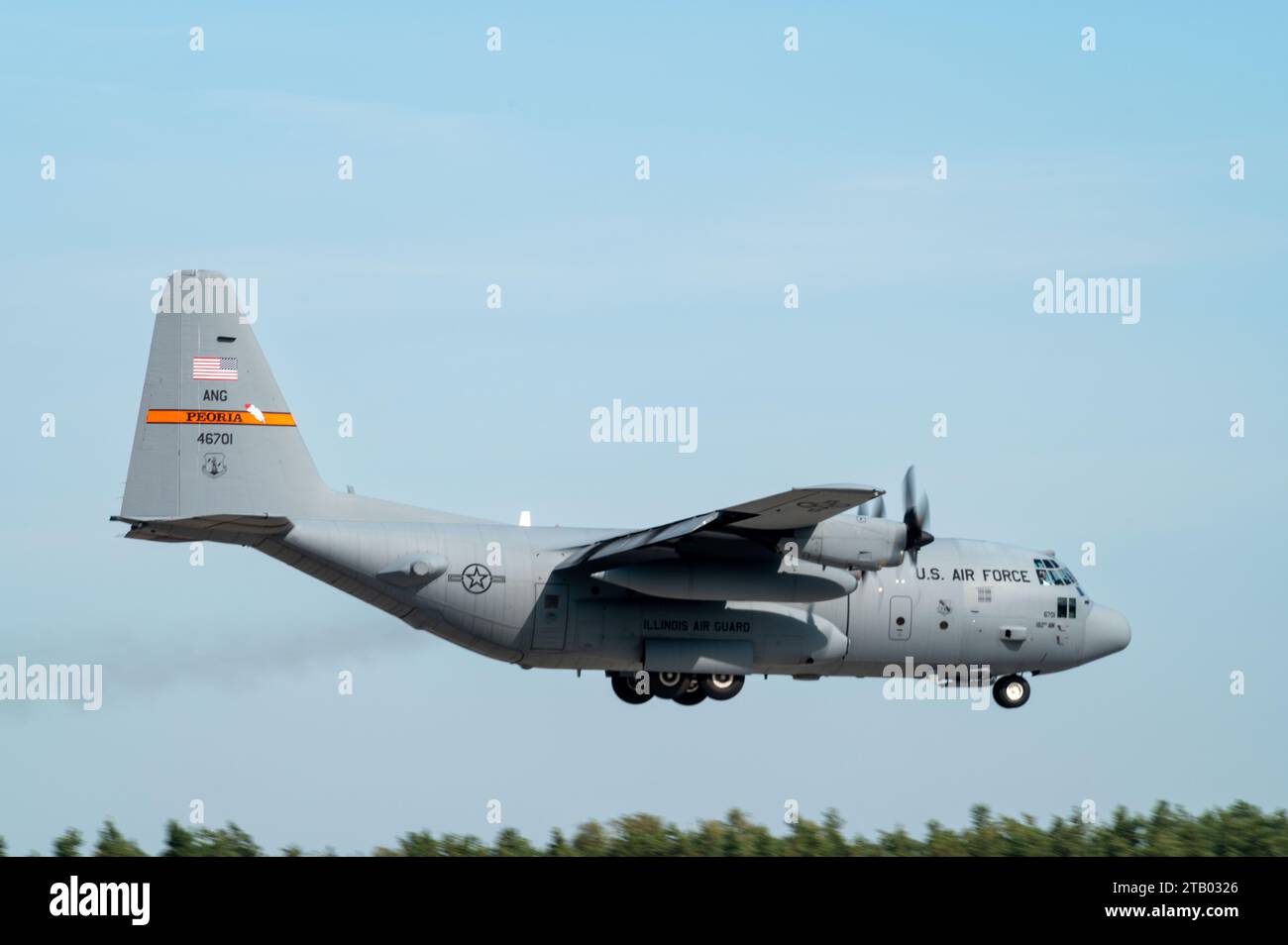 Un avion C-130H Hercules de la 182nd Airlift Wing, Illinois Air National Guard participe à des exercices de largage de fret avec un avion C-130J de la 33rd Air base, Pologne, et un avion C-130J Super Hercules du 37e Escadron de transport aérien, base aérienne de Ramstein, Allemagne, de la 33e base aérienne, Pologne, pendant la rotation 23-4, le 18 septembre 2023. ADR se concentre sur la livraison de forces et l’exercice de capacités à partir d’emplacements stratégiques à travers le théâtre européen à des moments stratégiques tout en intégrant rapidement ces forces avec les alliés et les partenaires. L'ADR est un traini bilatéral Banque D'Images