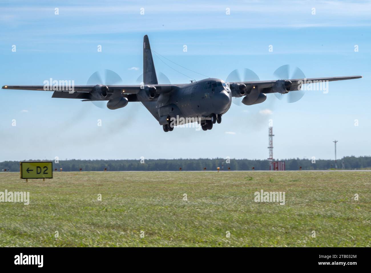 Un avion C-130J de l'armée de l'air polonaise de la 33e base aérienne, en Pologne, vient atterrir après avoir volé dans une formation de trois avions avec un avion C-130H Hercules de la 182e aile de transport aérien de la Garde nationale aérienne de l'Illinois, et un avion C-130J Super Hercules du 37e Escadron de transport aérien, base aérienne de Ramstein, Allemagne, de la 33e base aérienne, Pologne, pendant la rotation 23-4, le 20 septembre 2023. ADR fournit aux États-Unis un environnement pour exercer rapidement des forces de réception et d'intégration aux côtés de nos alliés et partenaires. ADR est un exercice de formation bilatéral avec la conception de l'armée de l'air polonaise Banque D'Images