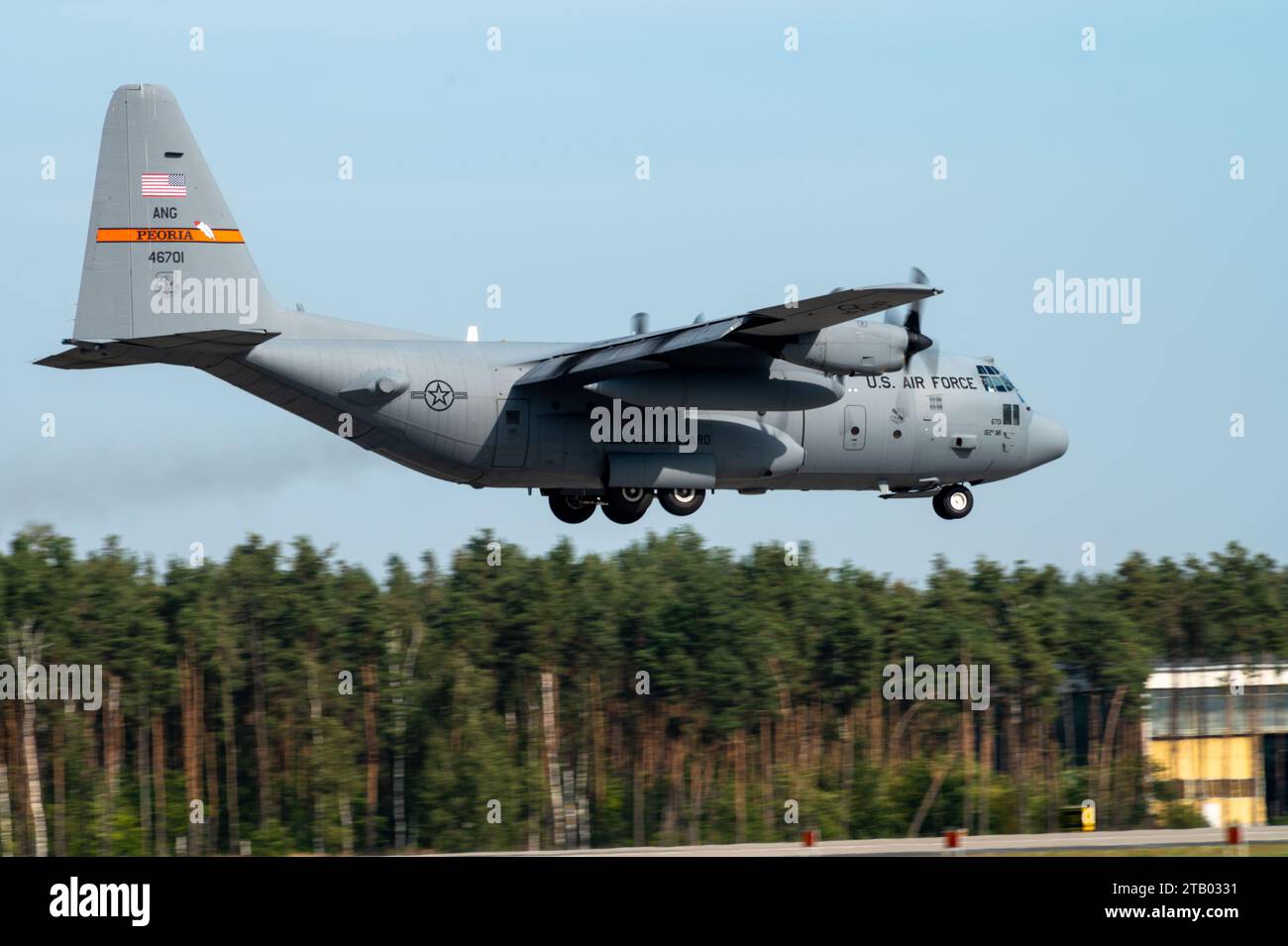 Un avion C-130H Hercules de la 182nd Airlift Wing, Illinois Air National Guard participe à des exercices de largage de fret avec un avion C-130J de la 33rd Air base, Pologne, et un avion C-130J Super Hercules du 37e Escadron de transport aérien, base aérienne de Ramstein, Allemagne, de la 33e base aérienne, Pologne, pendant la rotation 23-4, le 18 septembre 2023. ADR se concentre sur la livraison de forces et l’exercice de capacités à partir d’emplacements stratégiques à travers le théâtre européen à des moments stratégiques tout en intégrant rapidement ces forces avec les alliés et les partenaires. L'ADR est un traini bilatéral Banque D'Images