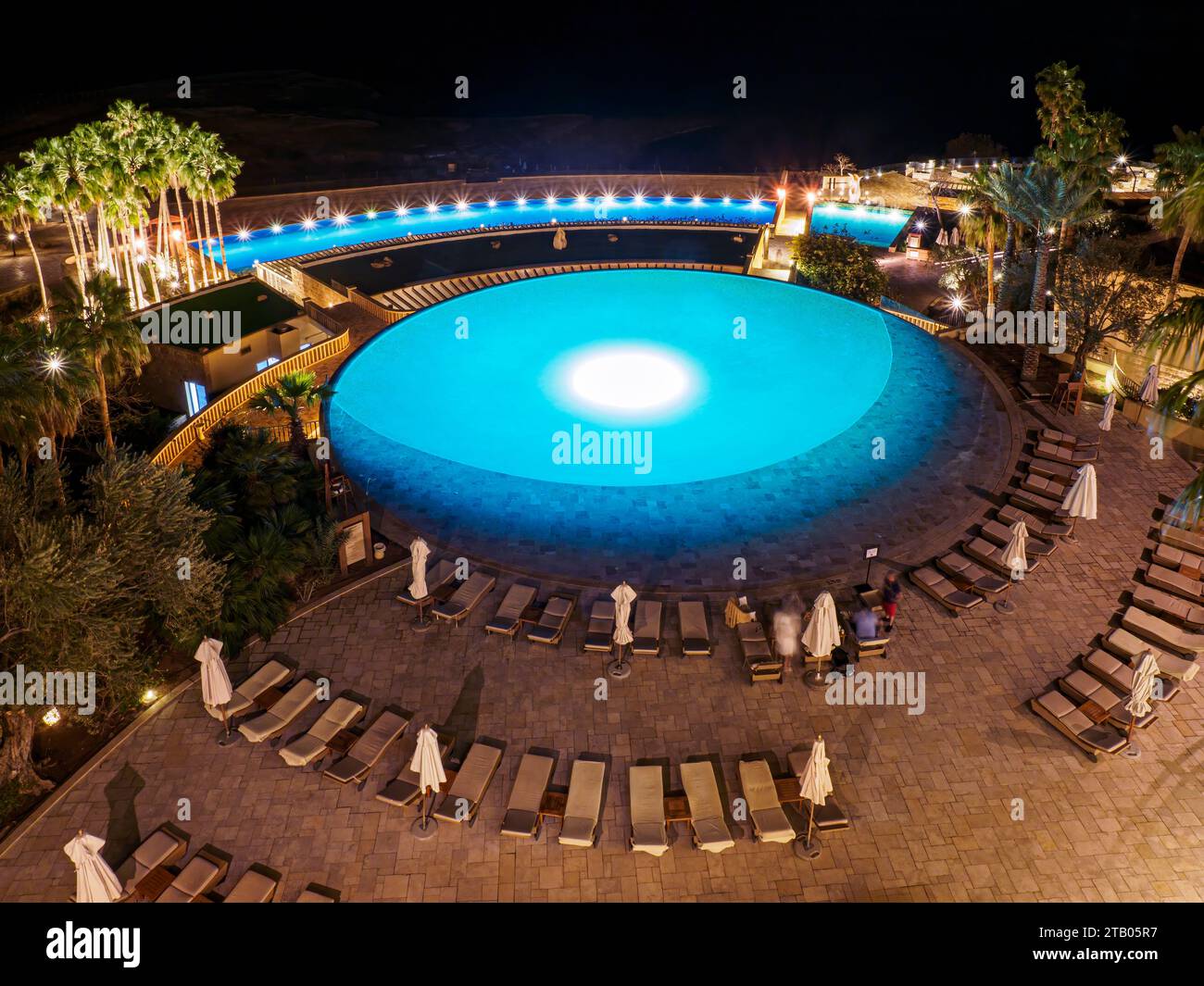 Nuit au Kempinski Hotel Ishtar, un complexe 5 étoiles de luxe au bord de la mer Morte inspiré des jardins suspendus de Babylone, en Jordanie. Banque D'Images