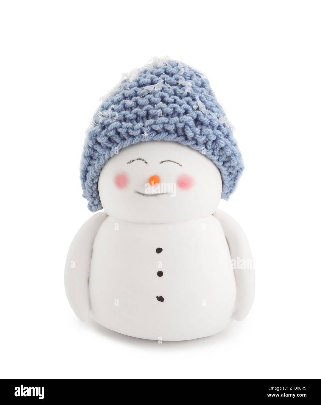 Mignon bonhomme de neige décoratif en chapeau bleu isolé sur blanc Banque D'Images