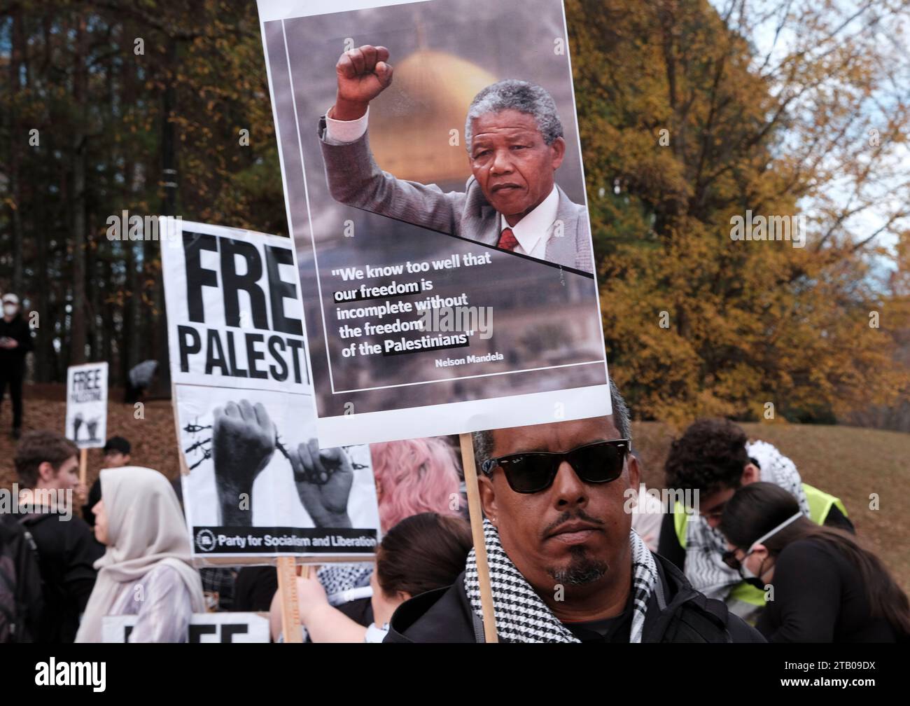 Atlanta, Géorgie, États-Unis. 3 décembre 2023. Un manifestant tient une pancarte avec une citation du militant anti-apartheid sud-africain et ancien président sud-africain, Nelson Mandela, cela dit, NOUS SAVONS TROP BIEN QUE NOTRE LIBERTÉ EST INCOMPLÈTE SANS LA LIBERTÉ DES PALESTINIENS lors d'une prière funéraire et d'une marche à Atlanta pour les victimes du siège israélien sur la Palestine. L'événement a été organisé et assisté par des membres de la communauté multi-confessionnelle d'Atlanta, parmi lesquels des musulmans, des juifs et des chrétiens. (Image de crédit : © John Arthur Brown/ZUMA Press Wire) USAGE ÉDITORIAL SEULEMENT! Non destiné à UN USAGE commercial ! Banque D'Images