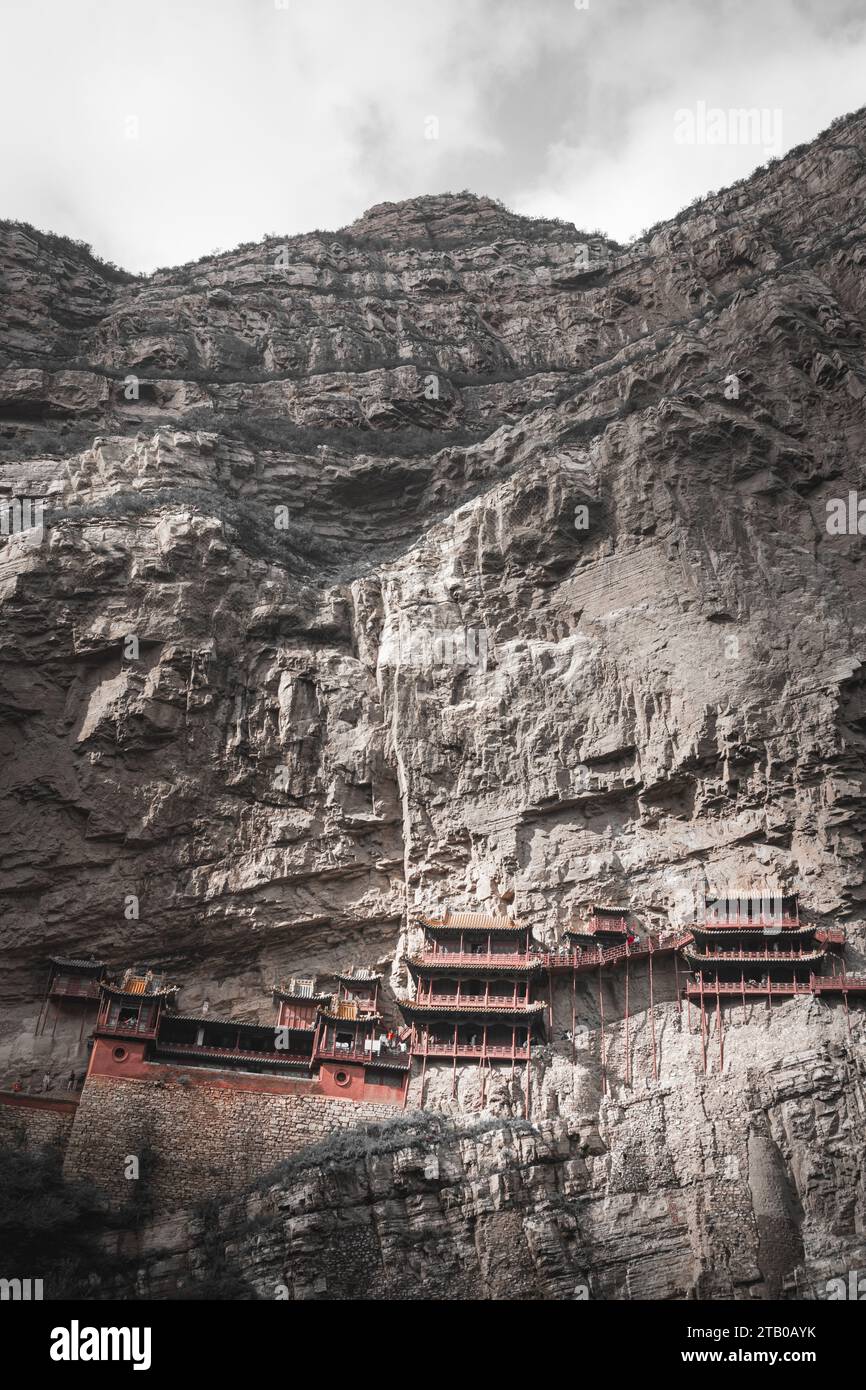 7.10.2021. DATONG, CHINE : le monastère suspendu Xuankong si de Datong en Chine, image verticale avec espace de copie pour le texte Banque D'Images