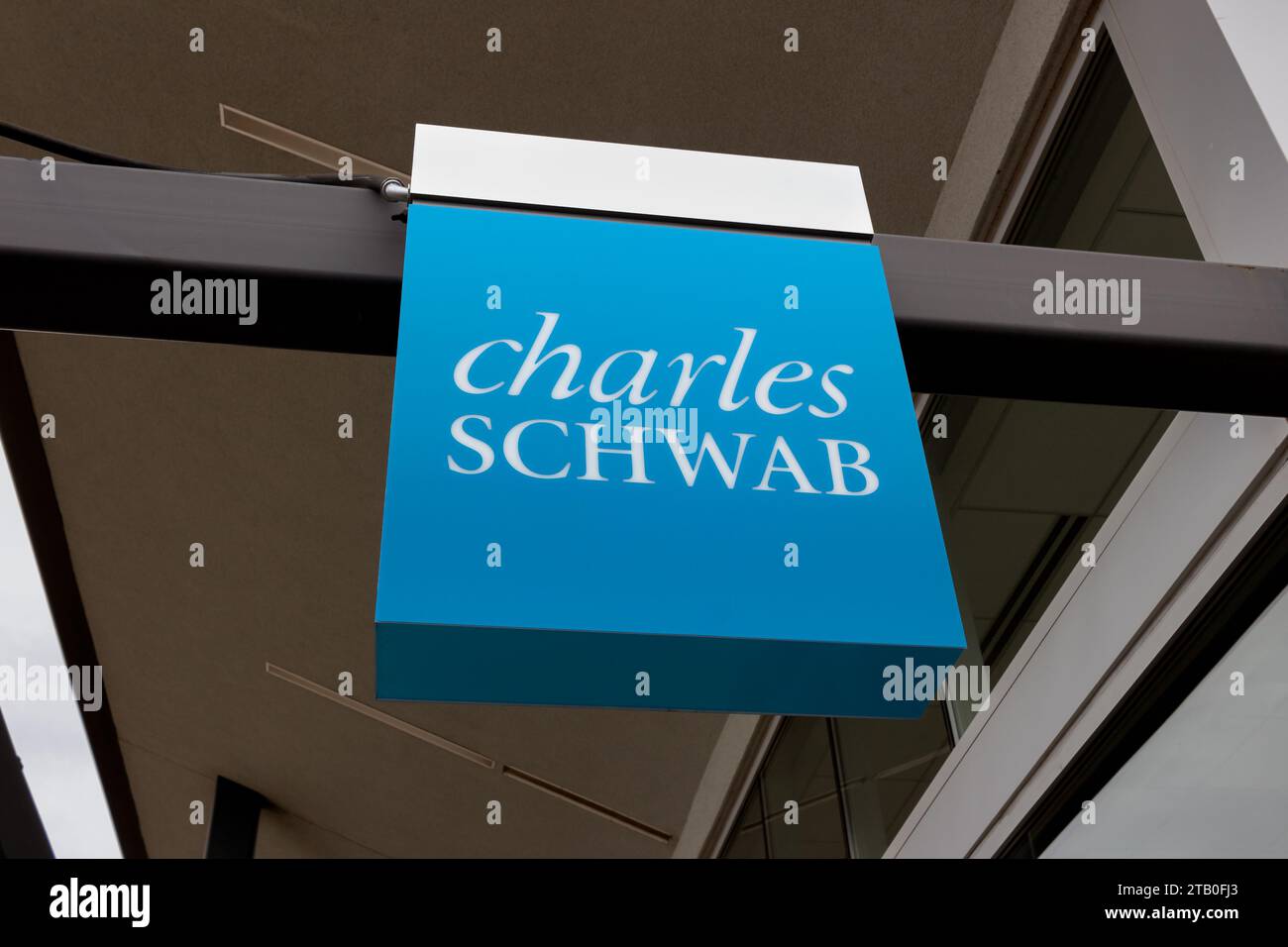 WOODBURY, MN, États-Unis - 11 NOVEMBRE 2023 : enseigne et logo du bureau des services financiers Charles Schwab. Banque D'Images