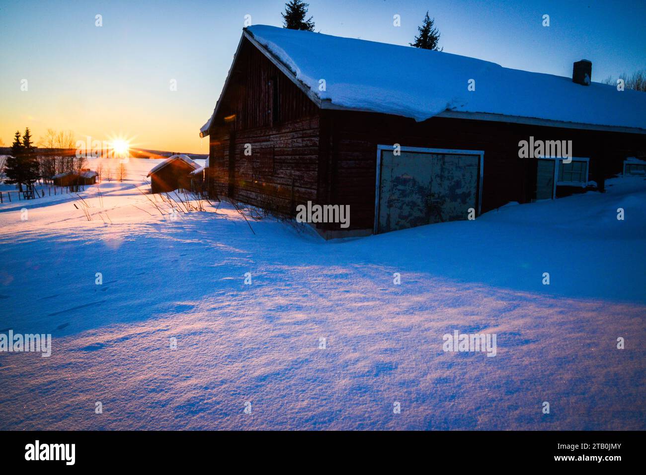 Soleil sur le lac gelé Jerisjarvi à Rauhala, dans le nord de la Finlande. Banque D'Images