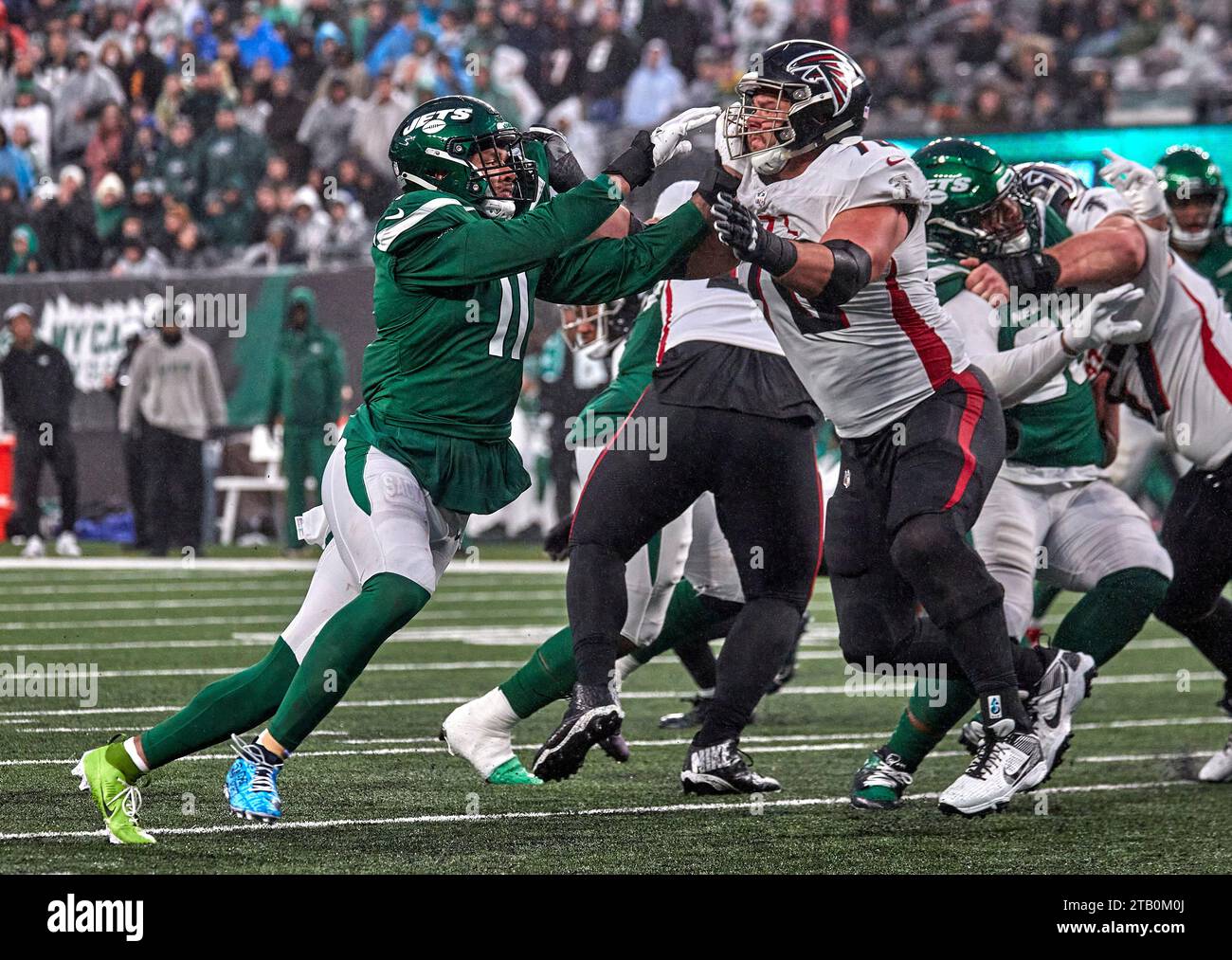 Le linebacker des Jets de New York Jermaine Johnson (11) et les Falcons d'Atlanta offensifs Tackle Jake Matthews (70) se battent sur la ligne de scrimmage lors d'un match de la NFL au MetLife Stadium, dimanche 3 décembre 2023 à East Rutherford, New Jersey. Duncan Williams/CSM (image de crédit : © Duncan Williams/Cal Sport Media) Banque D'Images