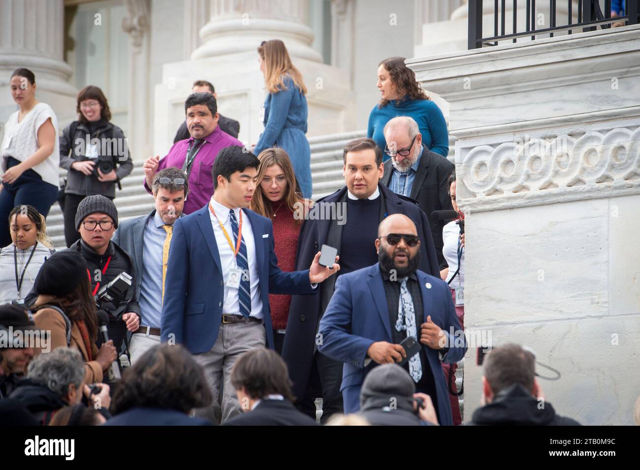 L'ancien représentant des États-Unis George Santos (républicain de New York) est entouré par une mer de photographes et de journalistes alors qu'il quitte le Capitole des États-Unis, à la suite du vote de la Chambre des représentants des États-Unis pour l'expulser du Congrès, à Washington, DC, vendredi 1 décembre 2023. M. Santos est la sixième personne expulsée du Congrès dans l'histoire des États-Unis. Crédit : Rod Lamkey/CNP/Sipa USA (RESTRICTION : PAS DE courrier quotidien. PAS DE journaux ou journaux de New York ou du New Jersey dans un rayon de 75 miles autour de New York City.) Banque D'Images