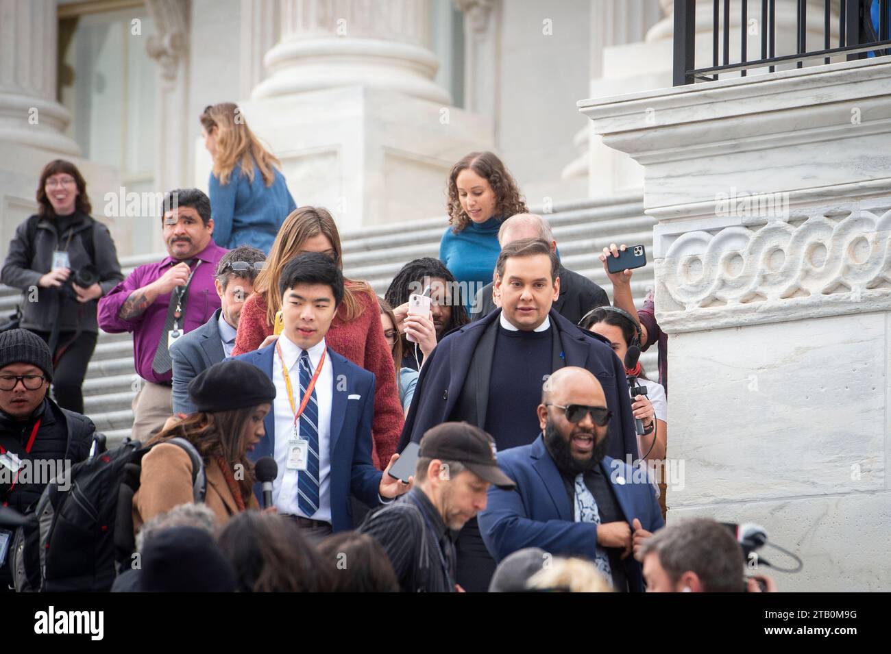 L'ancien représentant des États-Unis George Santos (républicain de New York) est entouré par une mer de photographes et de journalistes alors qu'il quitte le Capitole des États-Unis, à la suite du vote de la Chambre des représentants des États-Unis pour l'expulser du Congrès, à Washington, DC, vendredi 1 décembre 2023. M. Santos est la sixième personne expulsée du Congrès dans l'histoire des États-Unis. Crédit : Rod Lamkey/CNP/Sipa USA (RESTRICTION : PAS DE courrier quotidien. PAS DE journaux ou journaux de New York ou du New Jersey dans un rayon de 75 miles autour de New York City.) Banque D'Images