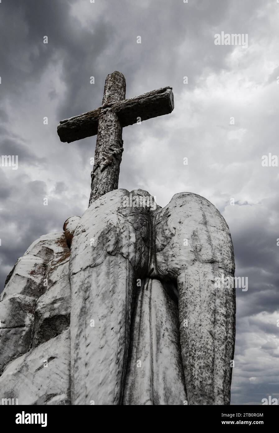 ailes d'anges et crucifix sur tombe à tenterfield dans le nord de la nouvelle-galles du sud, australie en monochrome Banque D'Images