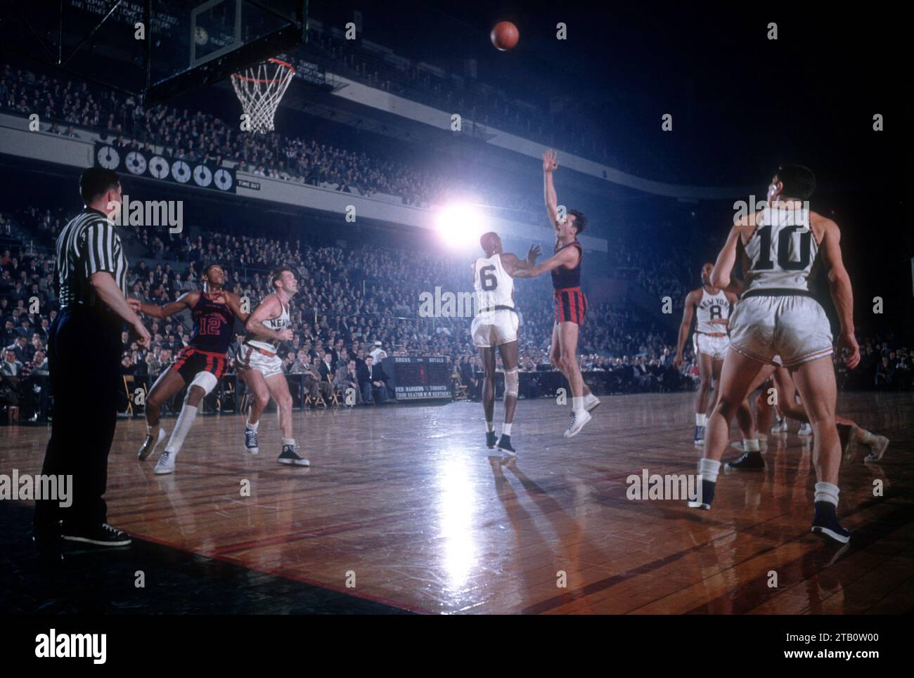 NEW YORK, NY - DÉCEMBRE 6 : Connie Simmons #4 des Royals de Rochester tire sur Walter Dukes #6 des Knicks de New York lors d'un match NBA le 6 décembre 1955 au Madison Square Garden à New York, New York. (Photo de Hy Peskin) *** Légende locale *** Connie Simmons;Walter Dukes Banque D'Images