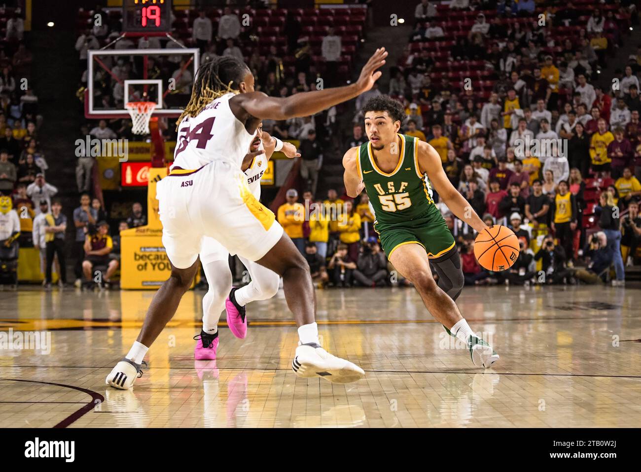 San Francisco met le garde Marcus Williams (55) en route vers le panier dans la première moitié du match de basket-ball de la NCAA contre Arizona State à Tempe, Banque D'Images