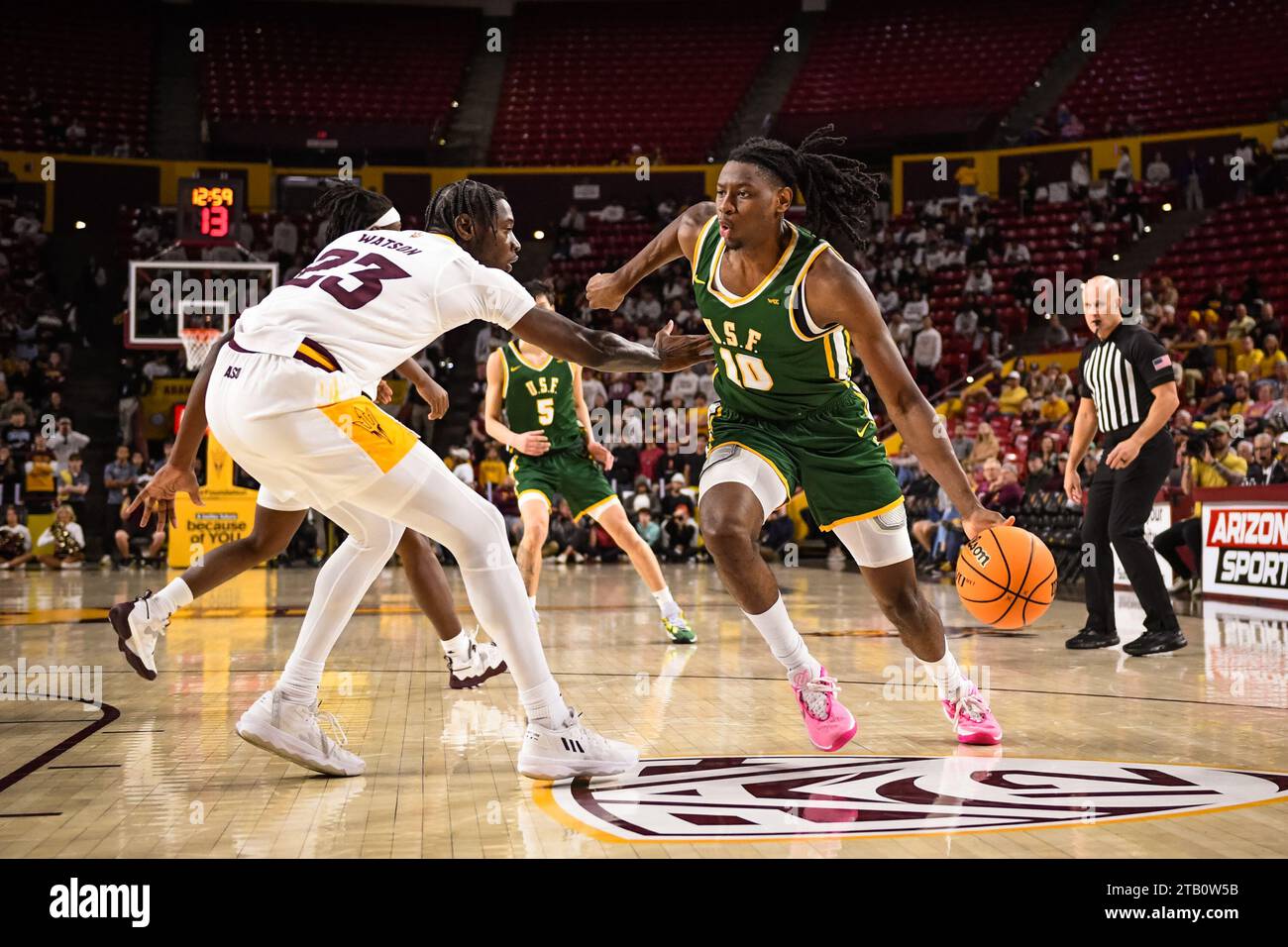 L'attaquant Jonathan Mogbo (10) de San Francisco se dirige vers le panier dans la première moitié du match de basket-ball de la NCAA contre Arizona State à Tempe, Banque D'Images