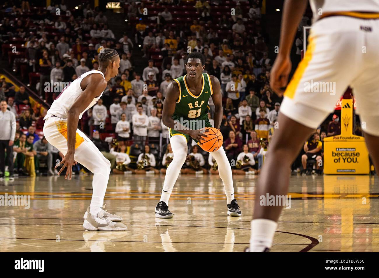 L'attaquant de San Francisco, Ndewedo Newbury (21), se dirige vers le panier dans la première moitié du match de basket-ball de la NCAA contre Arizona State à Tempe Banque D'Images