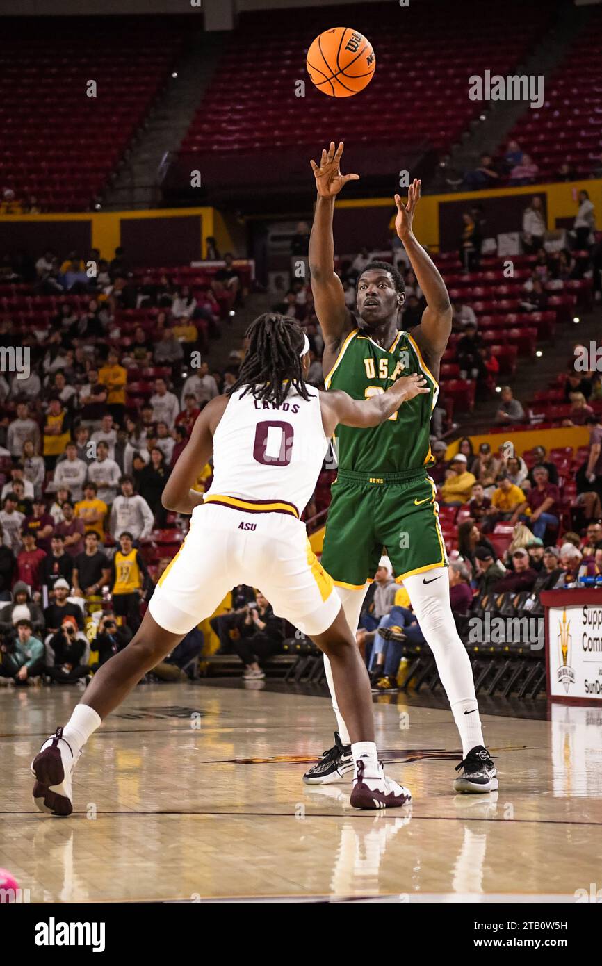 L'attaquant de San Francisco Ndewedo Newbury (21) passe le ballon dans la première moitié du match de basket-ball de la NCAA contre Arizona State à Tempe, Arizona, Banque D'Images