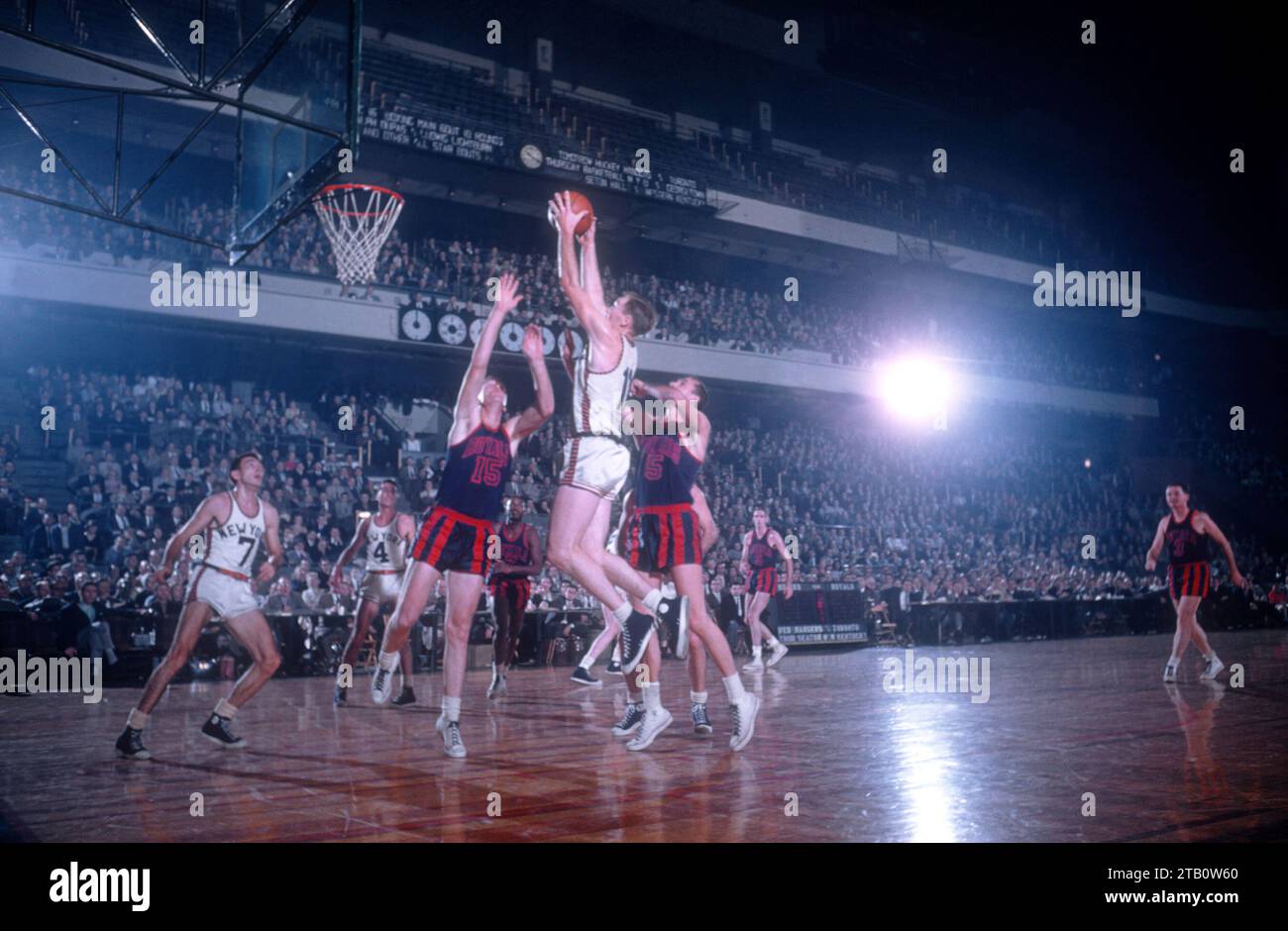 NEW YORK, NY - DÉCEMBRE 6 : Harry Gallatin #11 des Knicks de New York saisit le rebond sur Jack Coleman #15 et Monk Meineke #5 des Royals de Rochester lors d'un match NBA le 6 décembre 1955 au Madison Square Garden à New York, New York. (Photo de Hy Peskin) *** Légende locale *** Harry Gallatin ; Jack Coleman ; Monk Meineke Banque D'Images