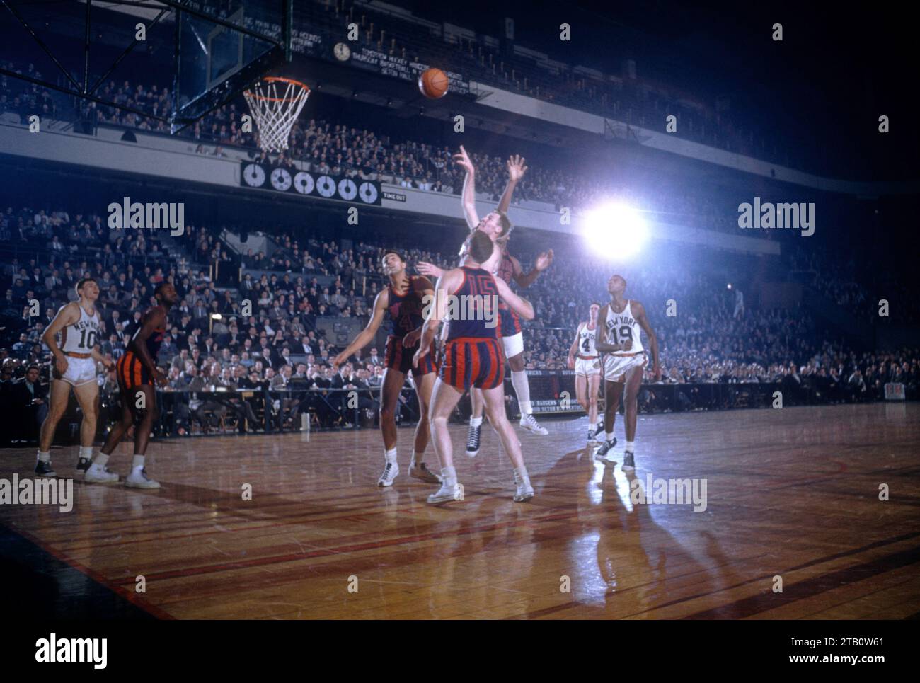 NEW YORK, NY - DÉCEMBRE 6 : Harry Gallatin #11 des Knicks de New York tire sur Connie Simmons #4, Maurice Stokes #12 et Jack Coleman #15 des Royals de Rochester défend lors d'un match NBA le 6 décembre 1955 au Madison Square Garden à New York, New York. (Photo de Hy Peskin) *** Légende locale *** Harry Gallatin ; Connie Simmons ; Maurice Stokes ; Jack Coleman Banque D'Images