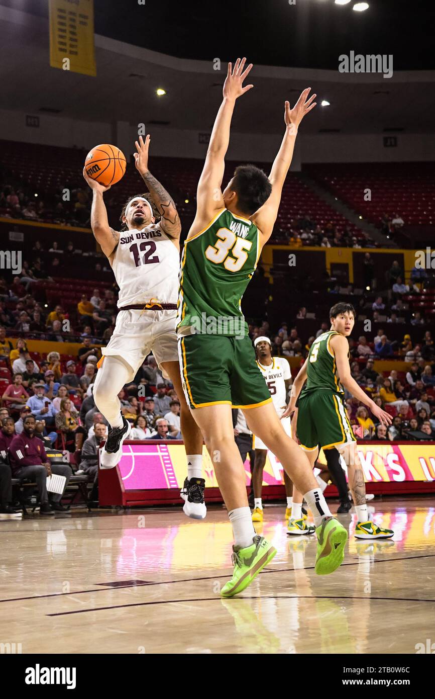 Jose Perez (12 ans), garde des Sun Devils de l'Arizona State, tente un tir dans la seconde moitié du match de basket-ball de la NCAA contre l'Université de San Francisco Banque D'Images