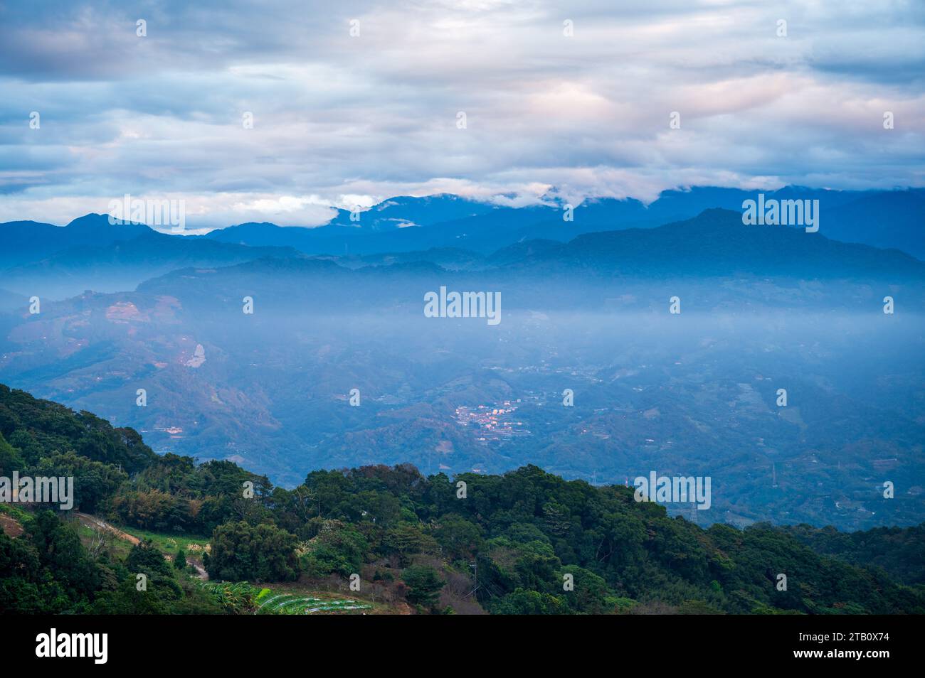Il y a des couches de nuages blancs flottant au-dessus des villages de la vallée. Ginger Garden Agritourisme Area, comté de Miaoli, Taïwan. Banque D'Images