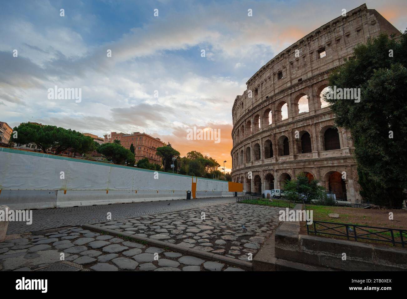 Vue matinale du colisée à Rome, ciel rouge et bleu avec soleil sur le point de se lever au-dessus du grand amphithéâtre célèbre. Réglage d'automne. Banque D'Images