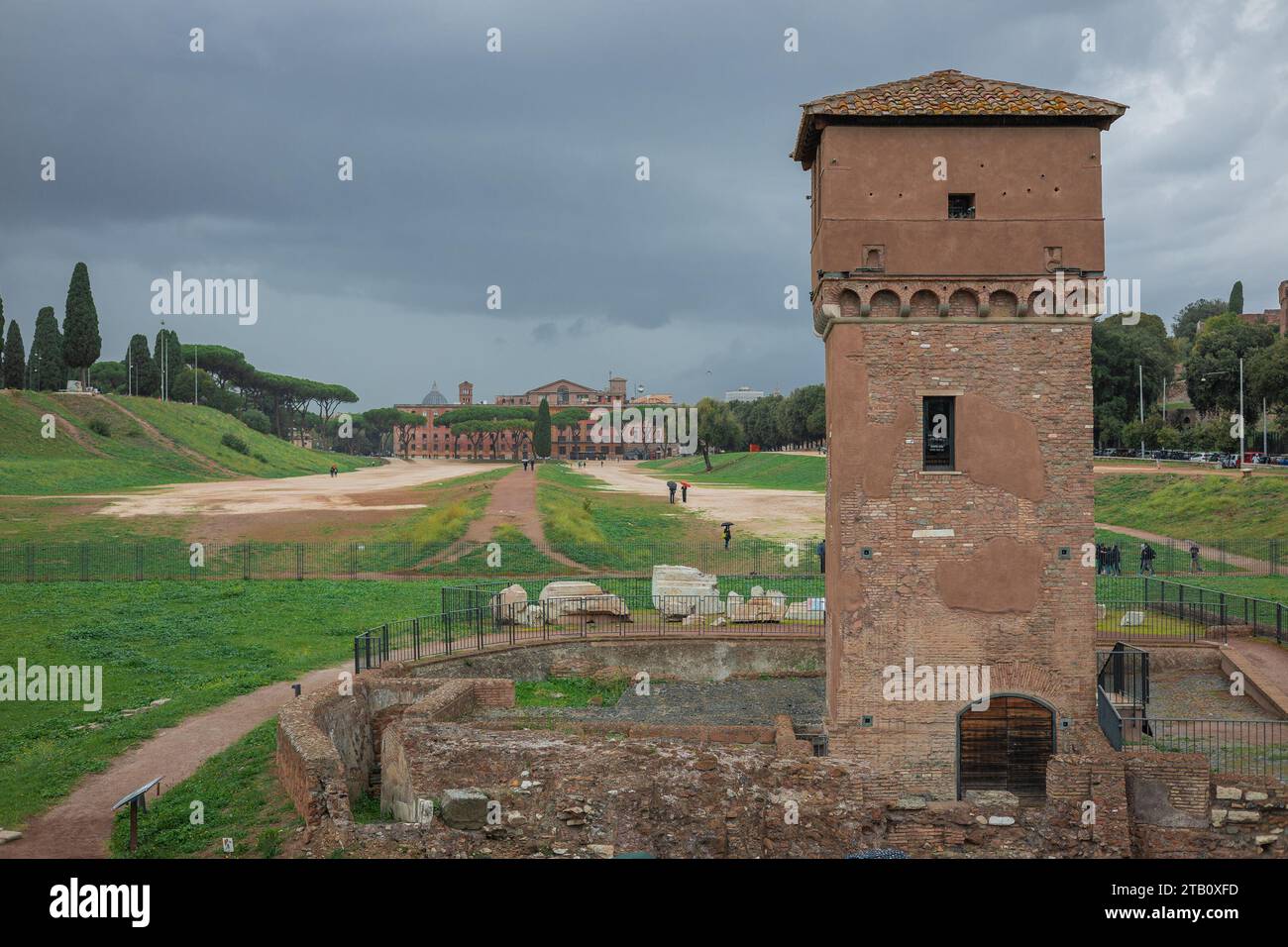 Partie sud de Circo Massimo en italie avec la tour torre della Moletta qui s'élève du sol. Circus maximus était le plus grand stade de courses de chars i. Banque D'Images