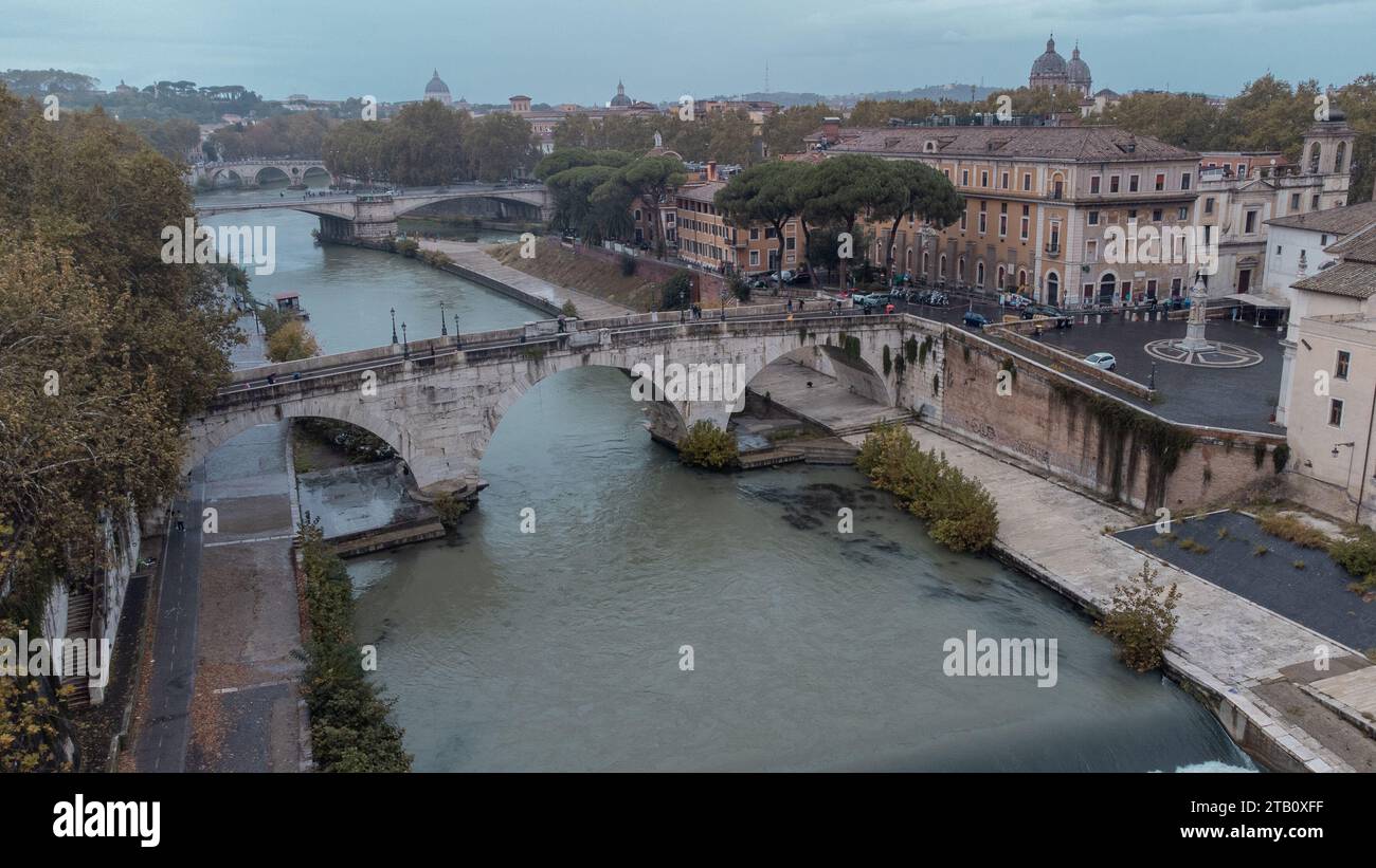 Vue aérienne par drone de la porte Cestio, un pont à trois arcs reliant l'île de Tiberina à la terre, traversant le Tibre. Réglage d'automne, autre Banque D'Images