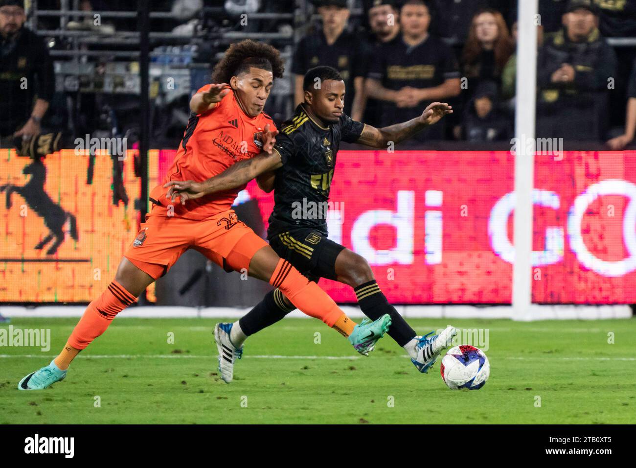 Le défenseur du LAFC Diego Palacios (12) et le milieu de terrain du Houston Dynamo Adalberto Carrasquilla (20) se battent pour la possession lors de la MLS Western Conference Fi Banque D'Images