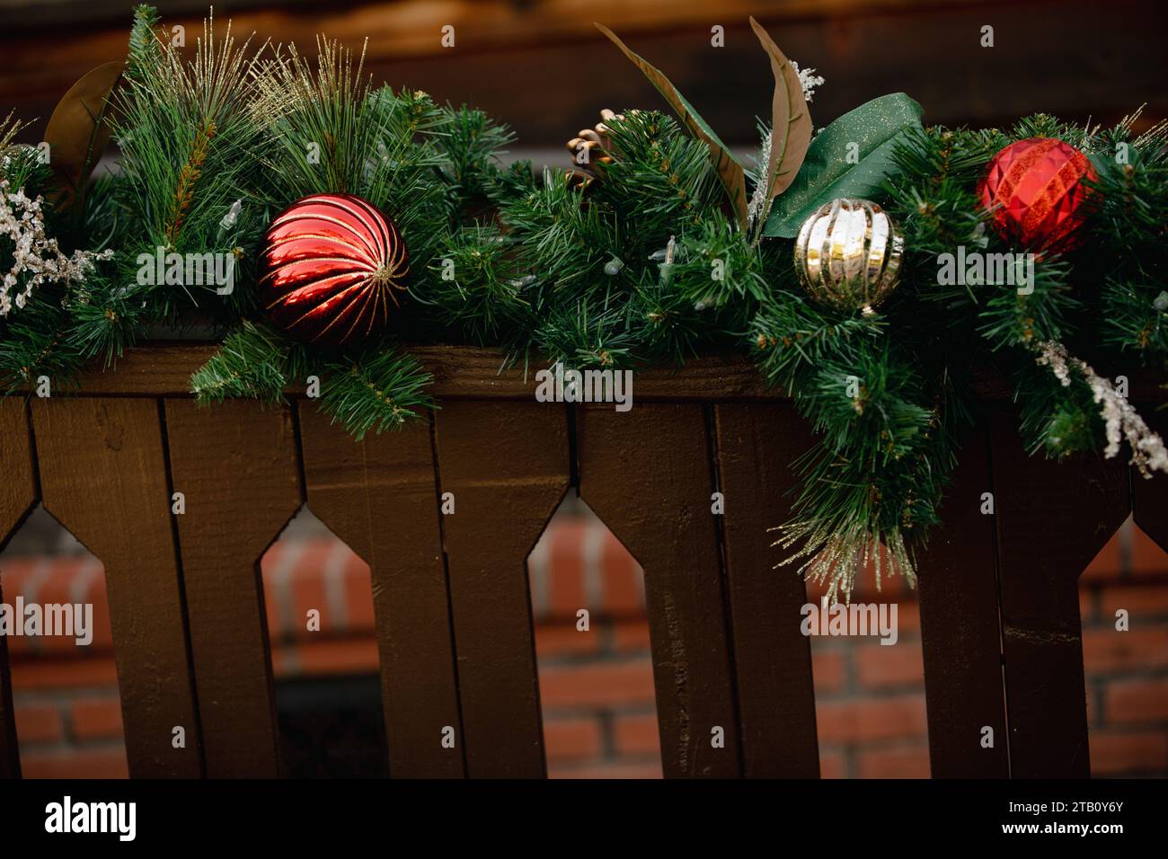 Arrière-plans de Noël - branches d'arbre de noël vert, ornements RD et or, guirlandes lumineuses. Banque D'Images