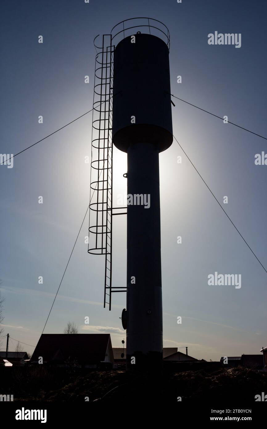 Château d'eau bloquant le soleil avec sa silhouette Banque D'Images