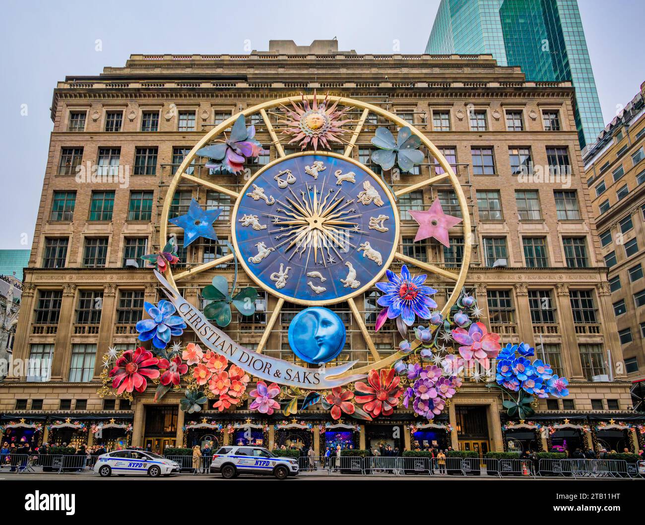 New York, USA - 01 décembre 2023 : Carousel of Dreams, décoration de Noël collaboration Christian Dior sur le magasin Saks Fifth Avenue à Manhattan Banque D'Images