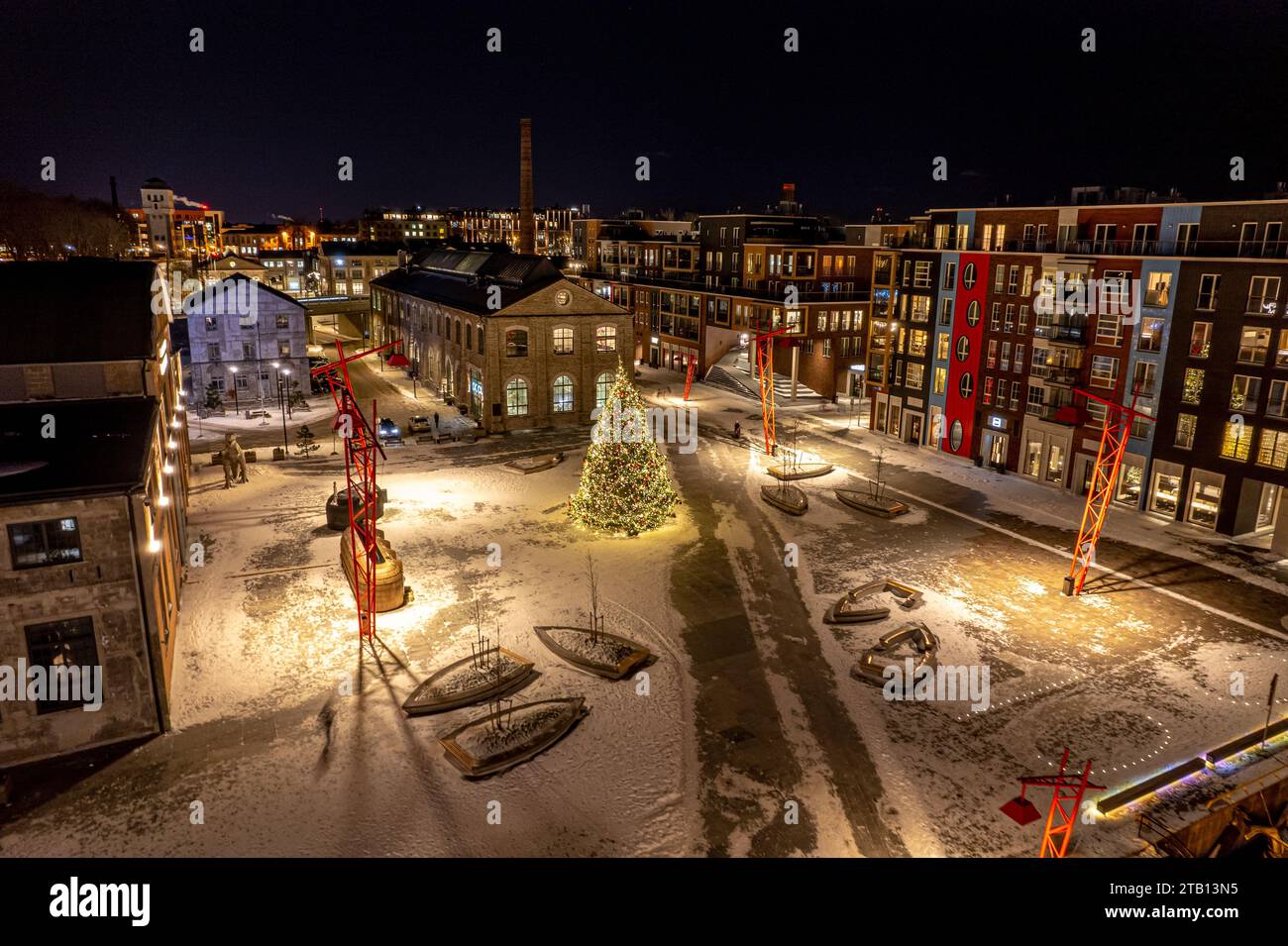 Une vue aérienne de Port Noblir à Tallinn, Estonie la nuit avec un sapin de Noël festif Banque D'Images