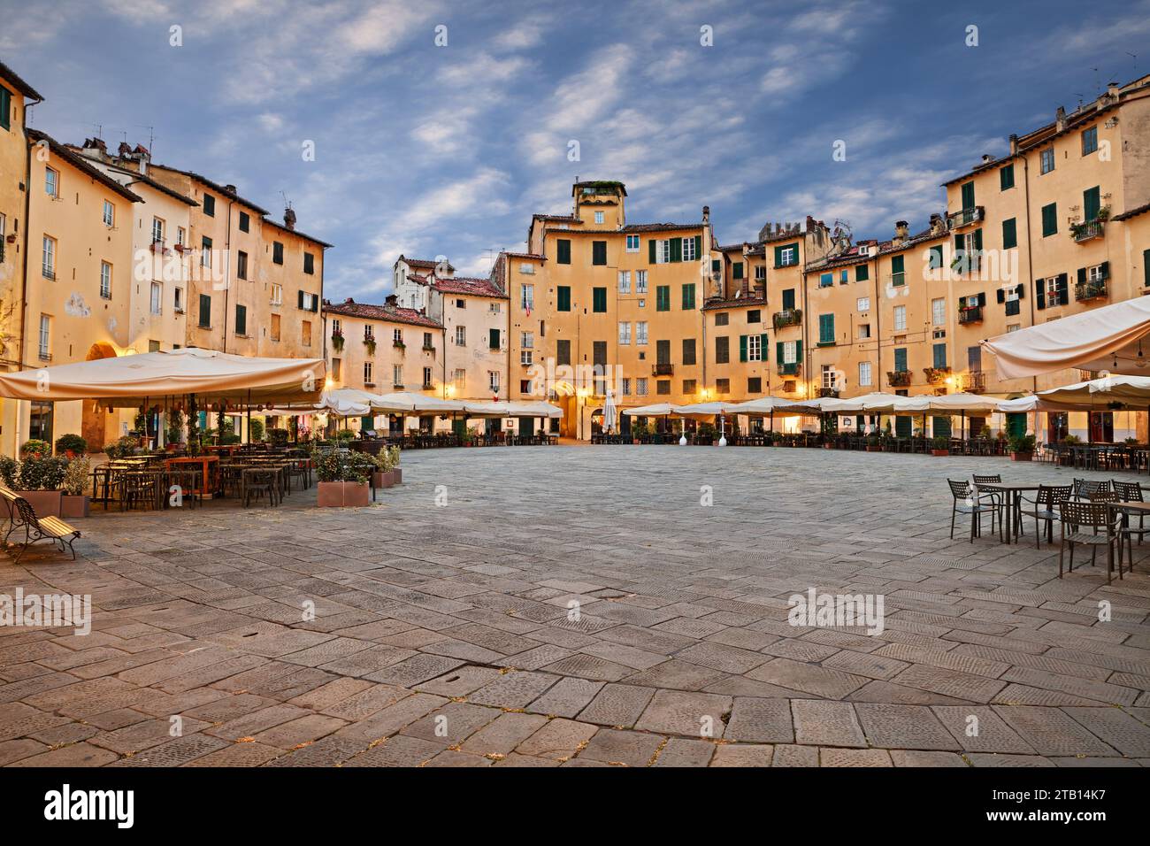 Lucca, Toscane, Italie : l'ancienne place elliptique de l'amphithéâtre (Piazza dell'anfiteatro) avec des bars et des restaurants en plein air dans la vieille ville du me Banque D'Images