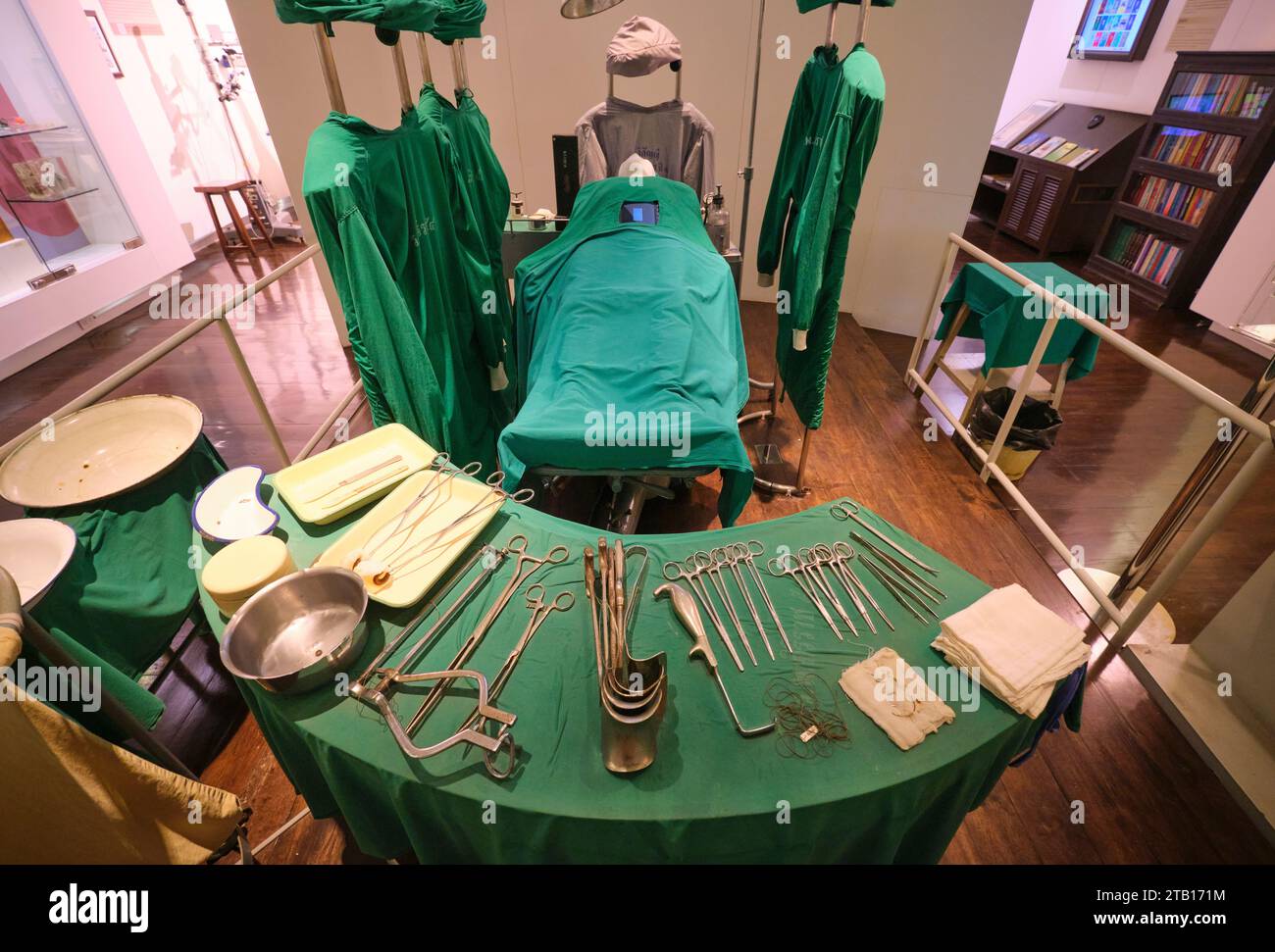 Une recréation d'une salle d'opération moderne avec des gommages verts et de nombreux instruments métalliques. Fait partie de l'exposition de l'hôpital Siriraj Piyamaharajkarun au SIR Banque D'Images