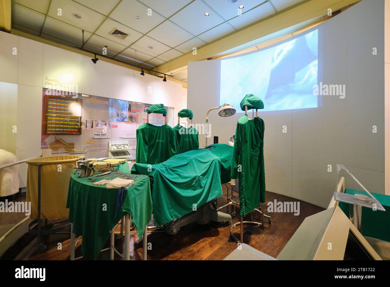 Une recréation d'une salle d'opération moderne avec des gommages verts et de nombreux instruments métalliques. Fait partie de l'exposition de l'hôpital Siriraj Piyamaharajkarun au SIR Banque D'Images