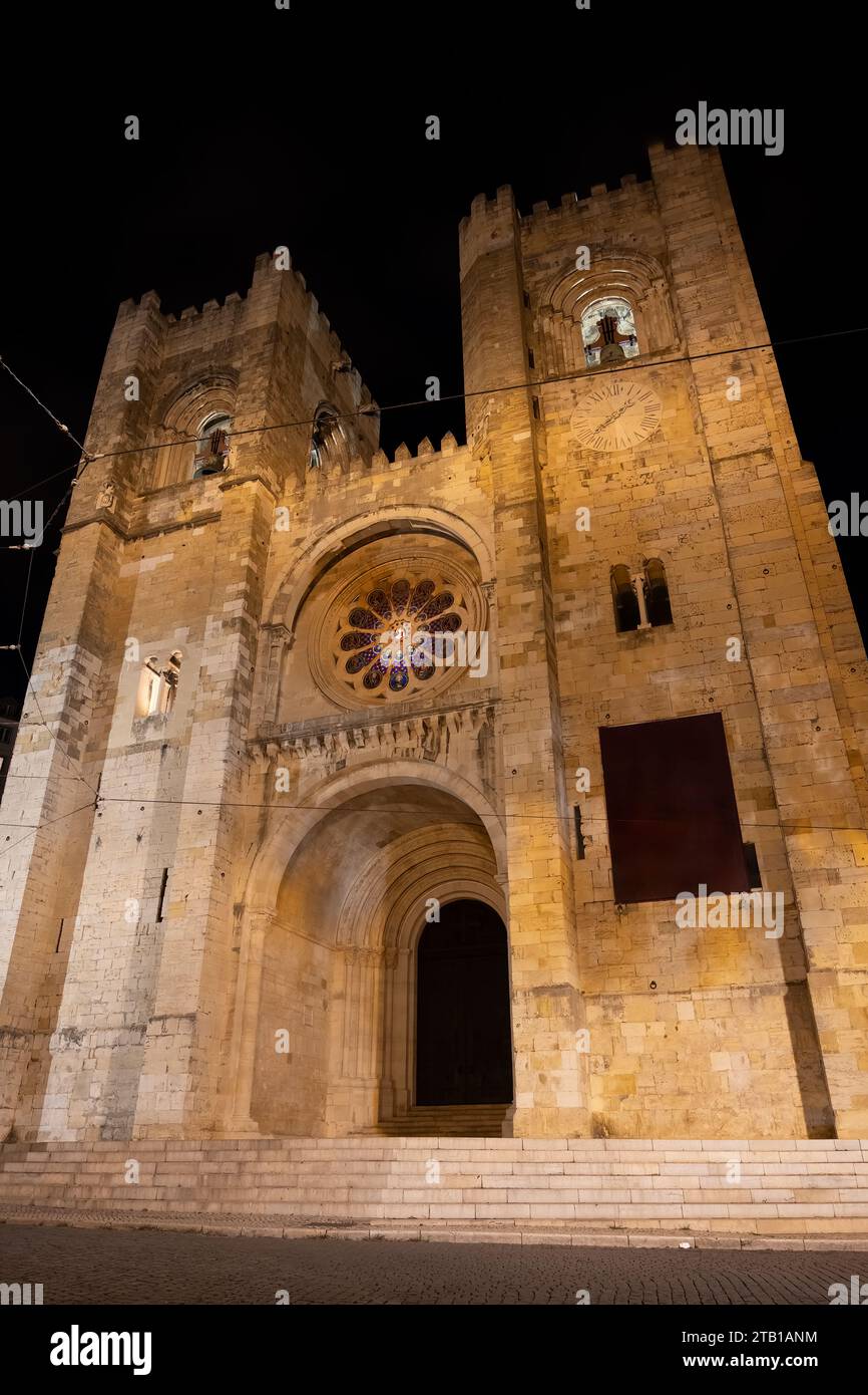 Cathédrale de Lisbonne illuminée la nuit, Cathédrale Sainte Marie majeure dans la ville de Lisbonne, Portugal. Banque D'Images