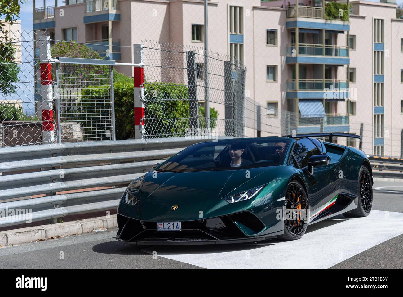 Monaco, Monaco - Green Lamborghini Huracán performante Spyder conduite sur la route. Banque D'Images