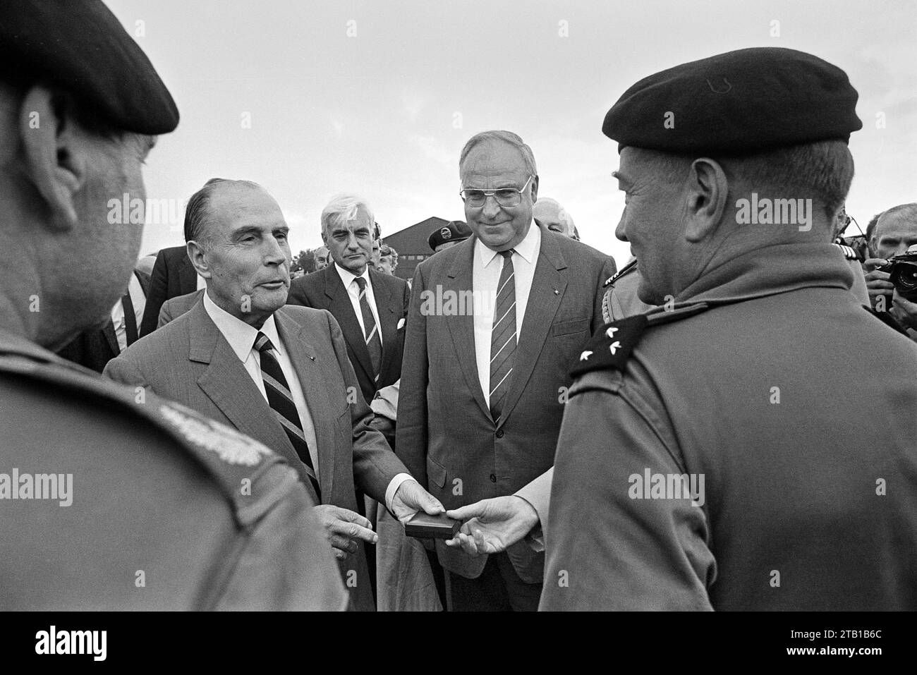 - Rencontre entre François Mitterrand, Président de la République française et Helmut Kohl, Chancelier de la République fédérale d'Allemagne lors d'exercices militaires conjoints franco-allemands en Bavière (septembre 1987) - Incontro FRA François Mitterrand, Presidente della Repubblica Francese ed Helmut Kohl, Cancelliere della Repubblica Federale Tedesca in occasione di esercitazioni militari conciunte franco-tedesche in Baviera (settembre 1987) Banque D'Images