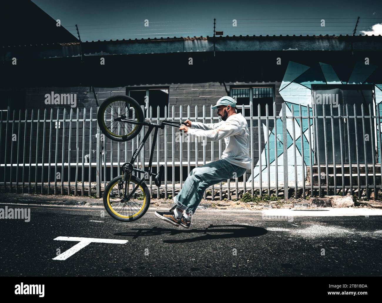 Action Sport : un Rider BMX pleine longueur en mouvement Banque D'Images