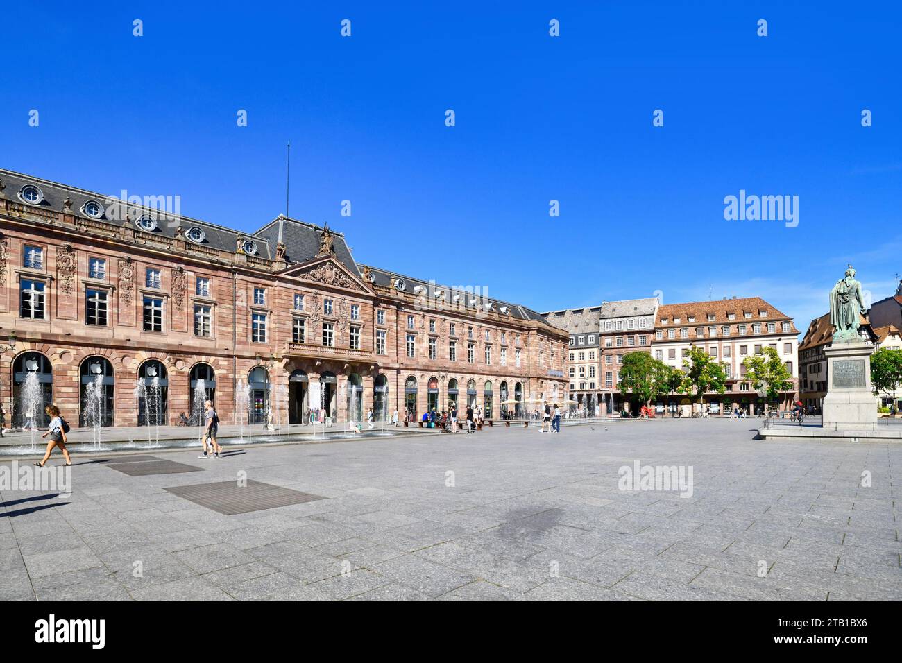 Strasbourg, France - 5 septembre 2023 : Grand centre commercial dans un bâtiment historique sur la place 'place Kléber' Banque D'Images
