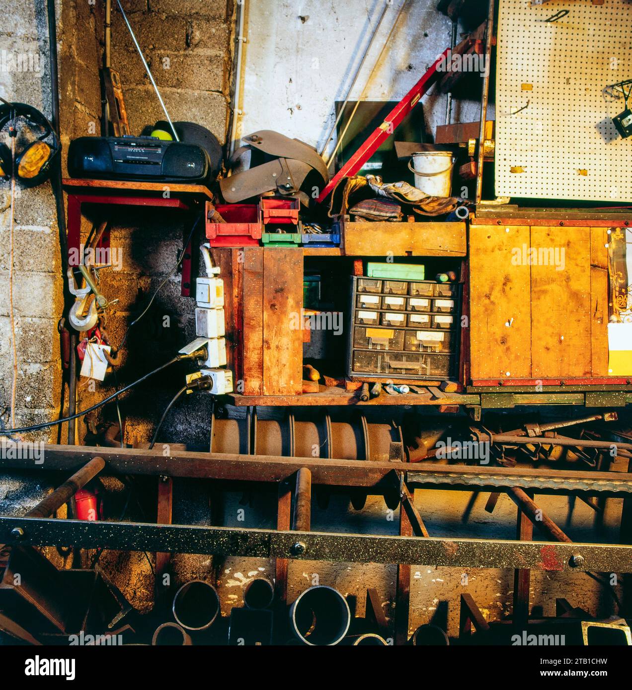 Vue détaillée d'un atelier de serrurier historique délabré Banque D'Images