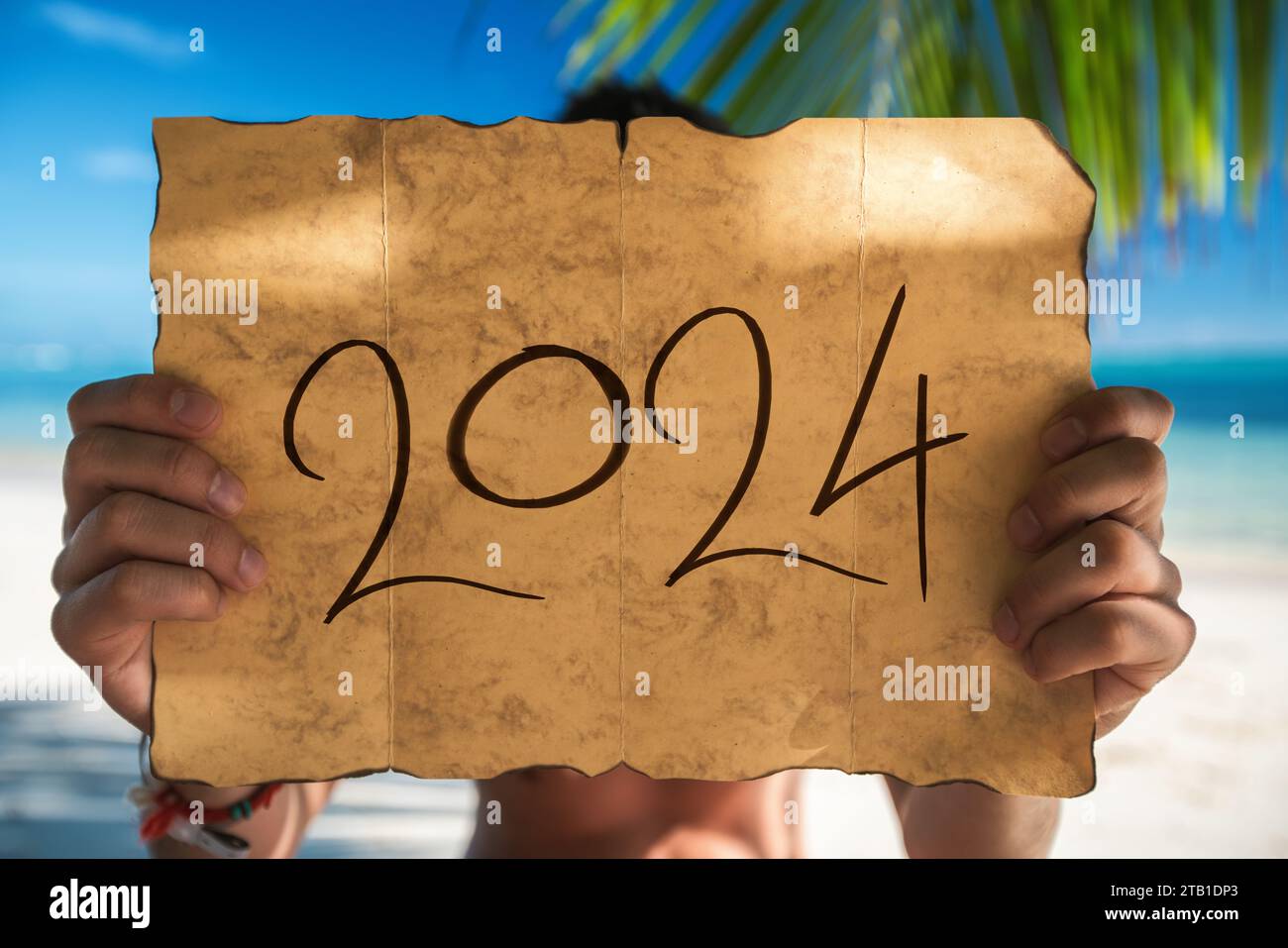2024 Happy New Year .Tourist homme avec le chapeau du Père Noël relaxant sur la plage de l'île tropicale. Punta Cana, République dominicaine. Banque D'Images