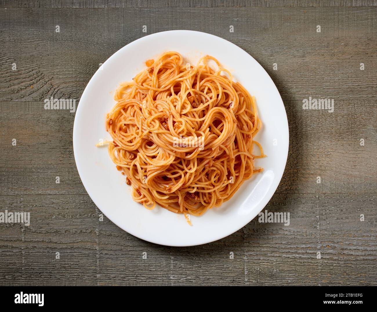 assiette de spaghetti avec sauce tomate et viande sur table de cuisine, vue de dessus Banque D'Images