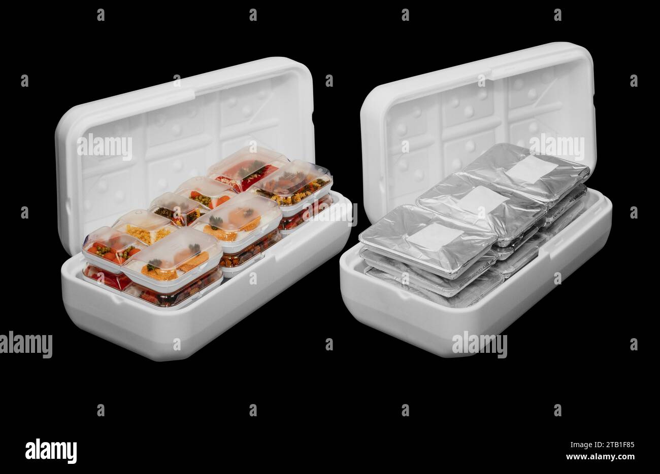 Deux boîtes chauffantes ouvertes en polystyrène comprenant quelques aliments isolés dans le dos noir Banque D'Images