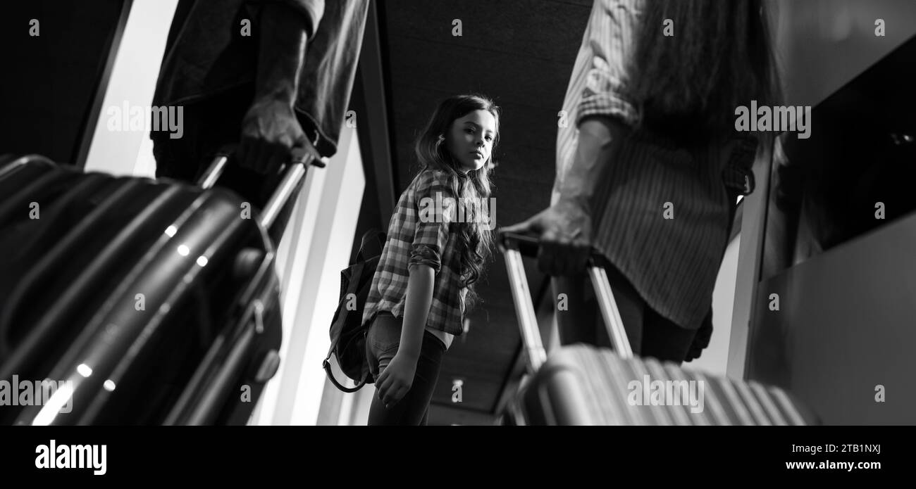 Guerre en Ukraine. Une famille de réfugiés ukrainiens fuyant le conflit. Un enfant est victime de la guerre Banque D'Images