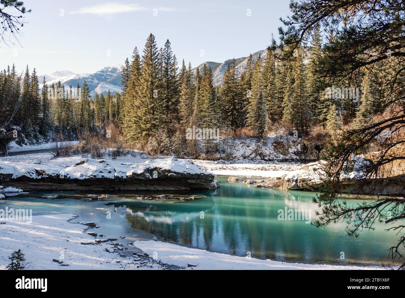 Paysage de montagne d'hiver d'eau turquoise à Canmore, Alberta Banque D'Images